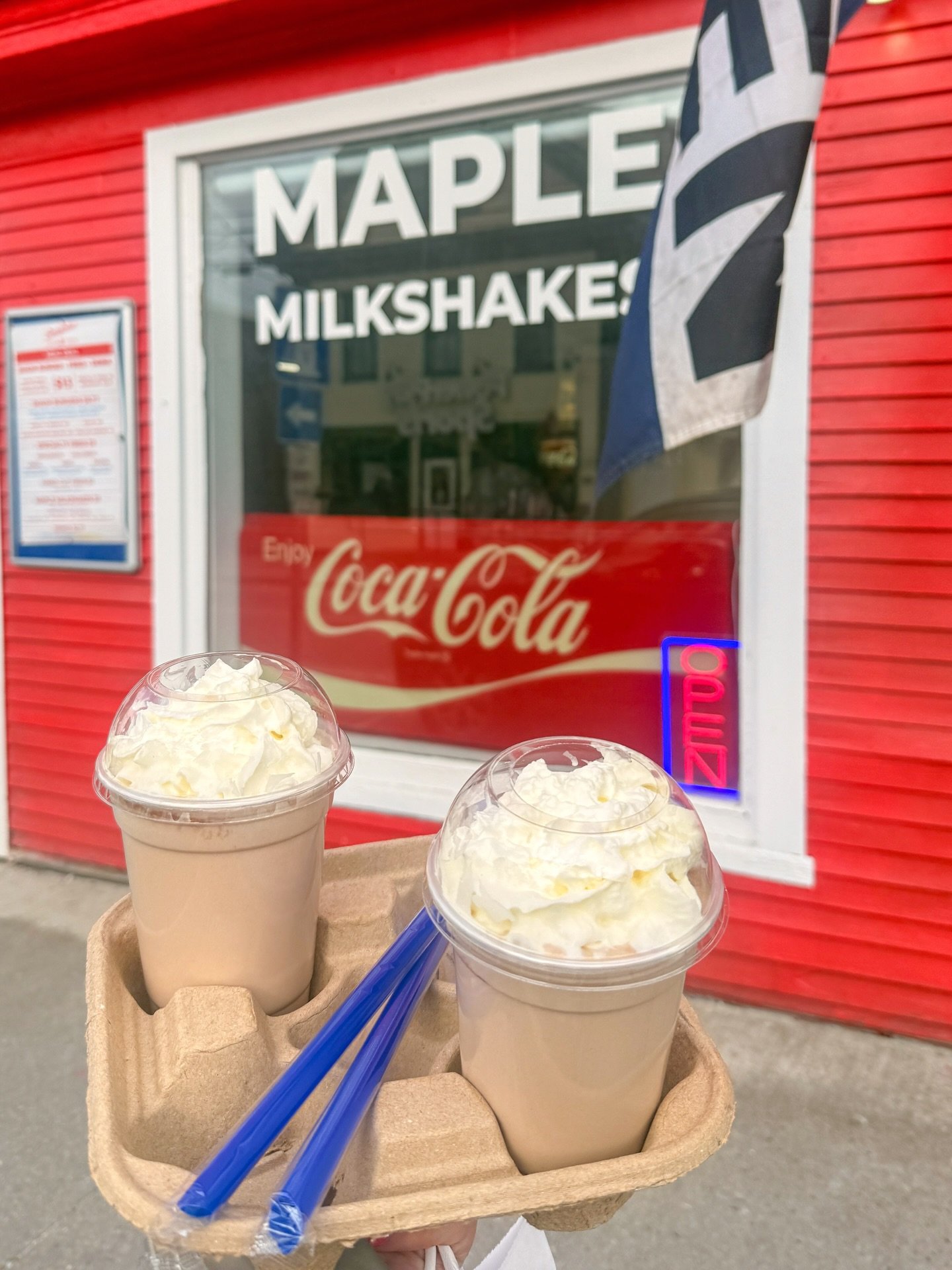 MAPLE CHOCOLATE MILKSHAKES! Send this to a friend in need of a shake 😋
