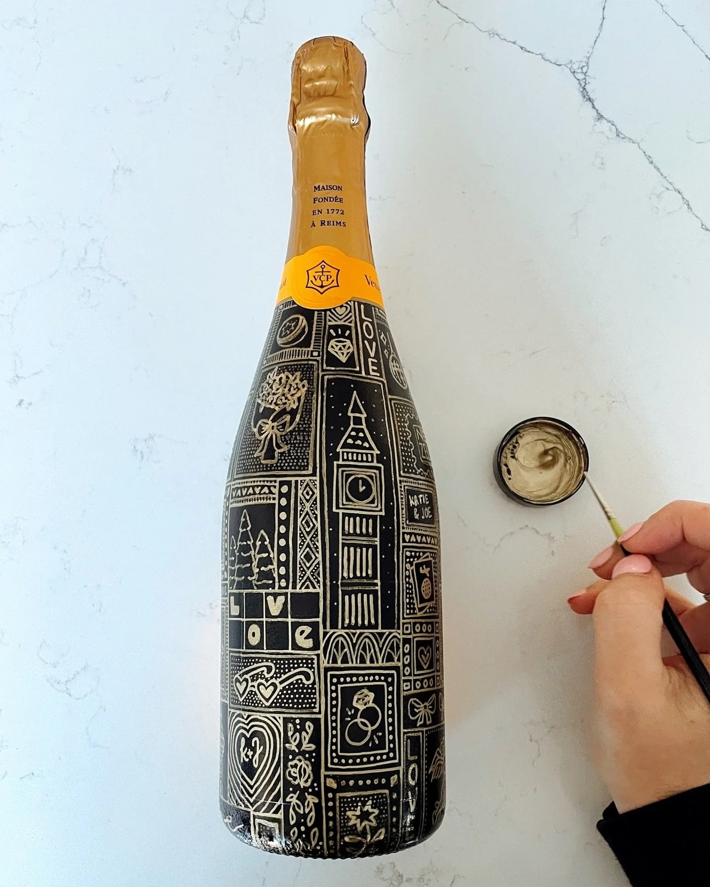 A custom painted bottle to celebrate a recent engagement - the perfect gift, tailored to the couples love of travel.

Interested in ordering a custom bottle? Send me a message to create yours 🤍