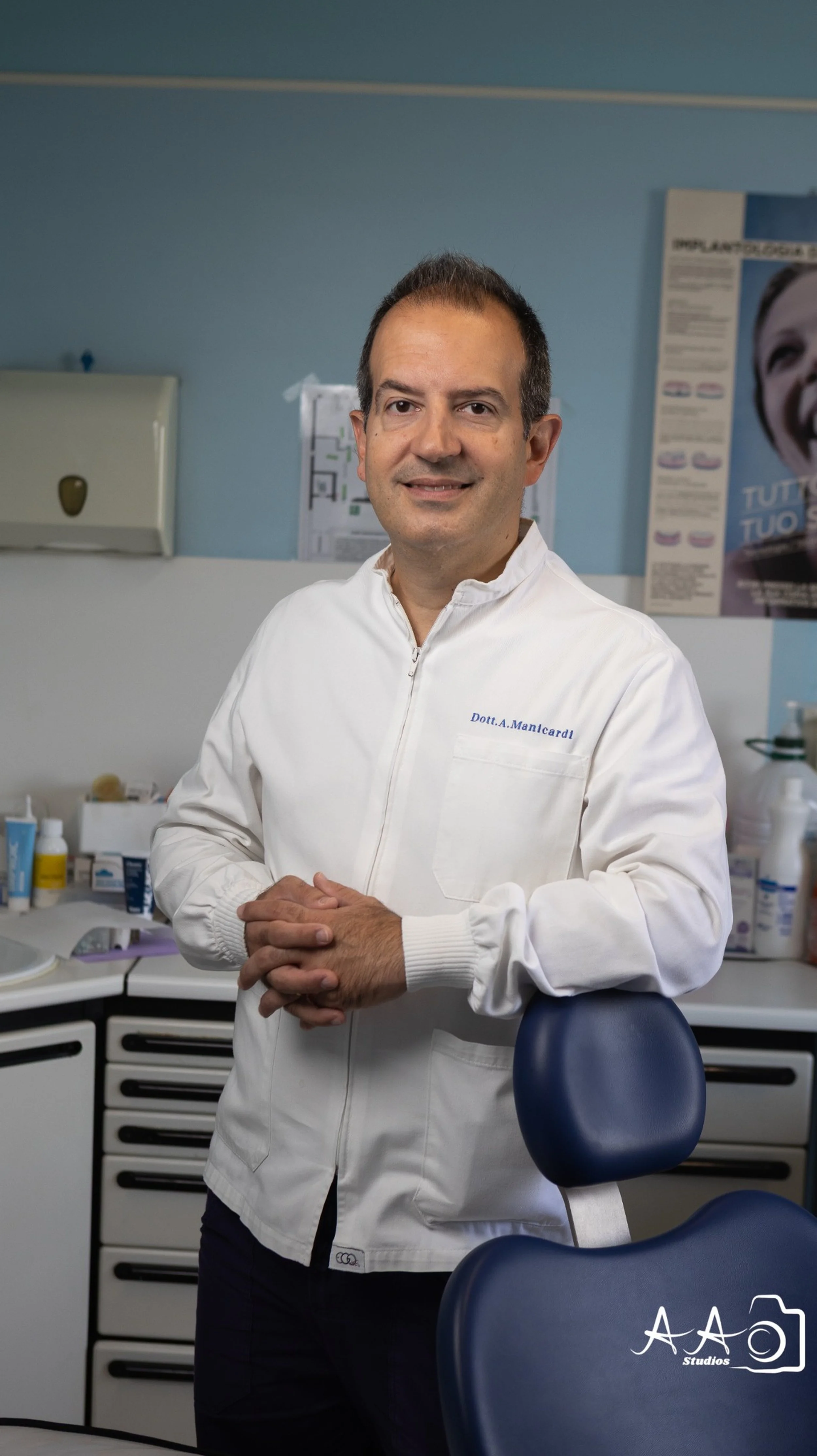 Dott. Andrea Manicardi dentista a Modena specializzato in implantologia, allineatori trasparenti e odontoiatria digitale.