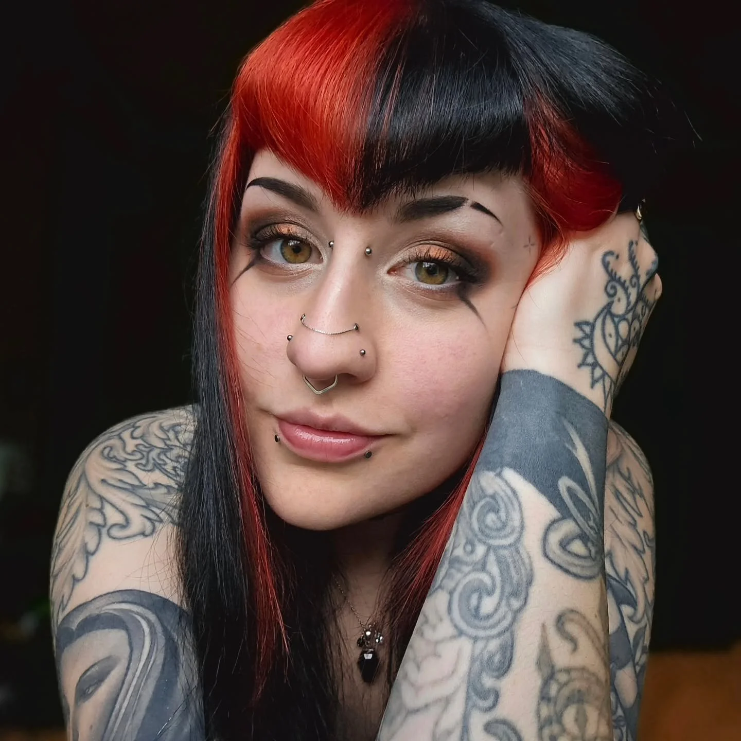 Face for the algorithm 🍁🖤🍂

#artistsoninstagram #tattoo #tattooartist #goth #girlswithtattoos #girlswithpiercings #bodymods #livingdeadgirl #flowerface #eternalsunshine