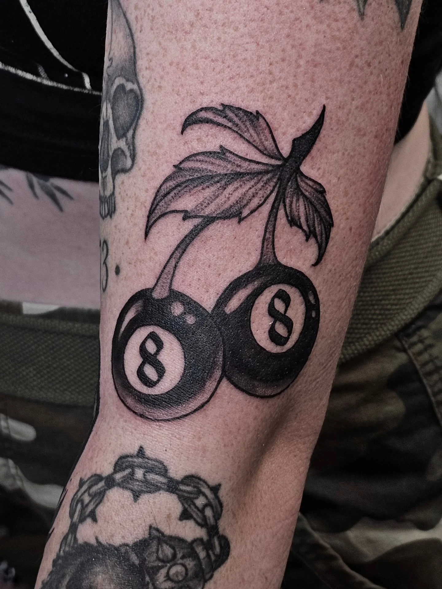 Some little unlucky additions to a 'dark luck' theme sleeve 🎱🍒

#artistsoninstagram #art #tattoo #tattooartist #tattoooftheday #blackandgreyattoo #padlock #unlucky #8ball #horseshoe