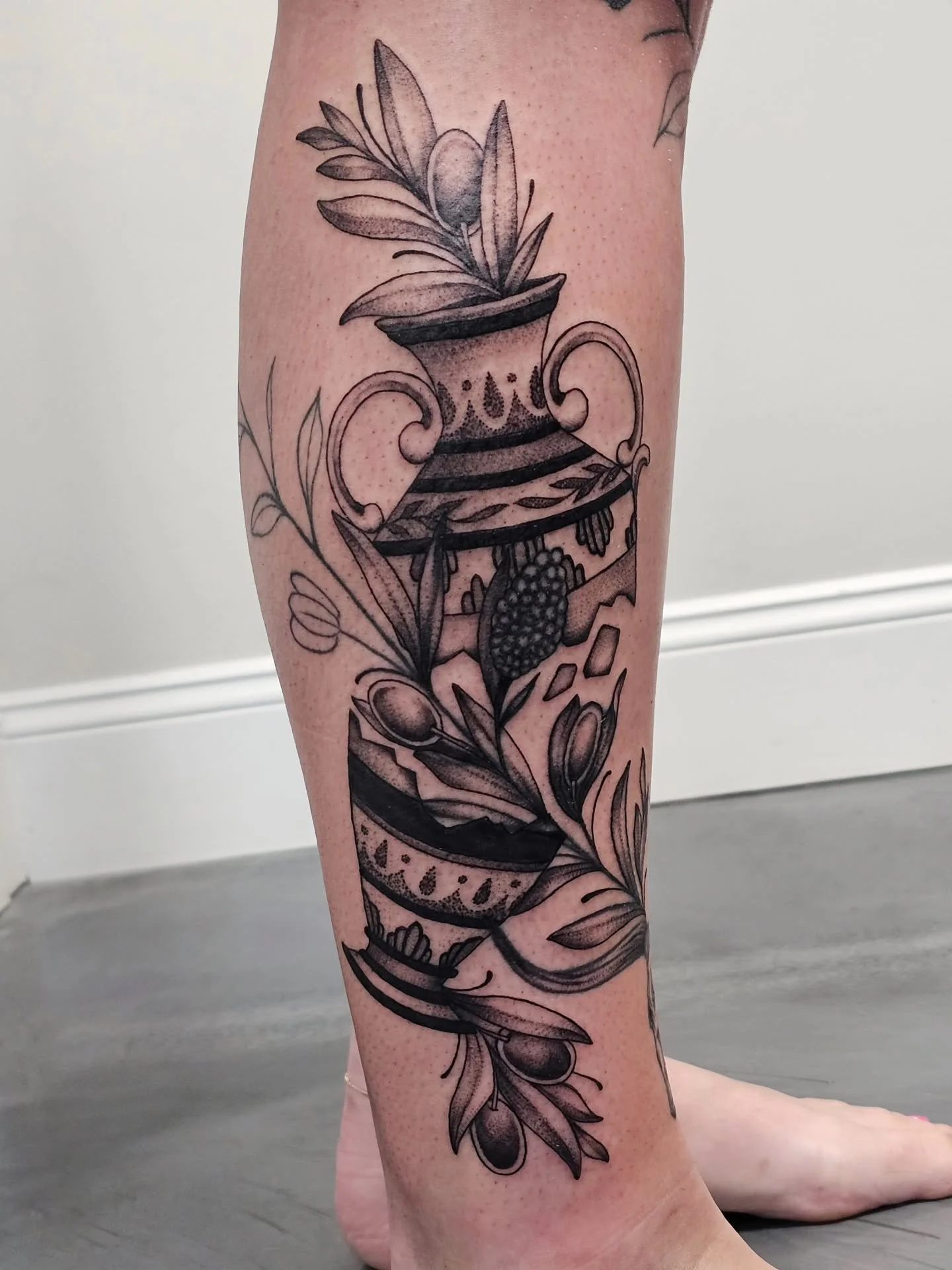 Addition and rework 🏺🫒🌿
(Original vine not by me)

#artistsoninstagram #art #tattoo #tattooartist #tattoooftheday #blackandgreyattoo #vase #rework #freehandtattoo