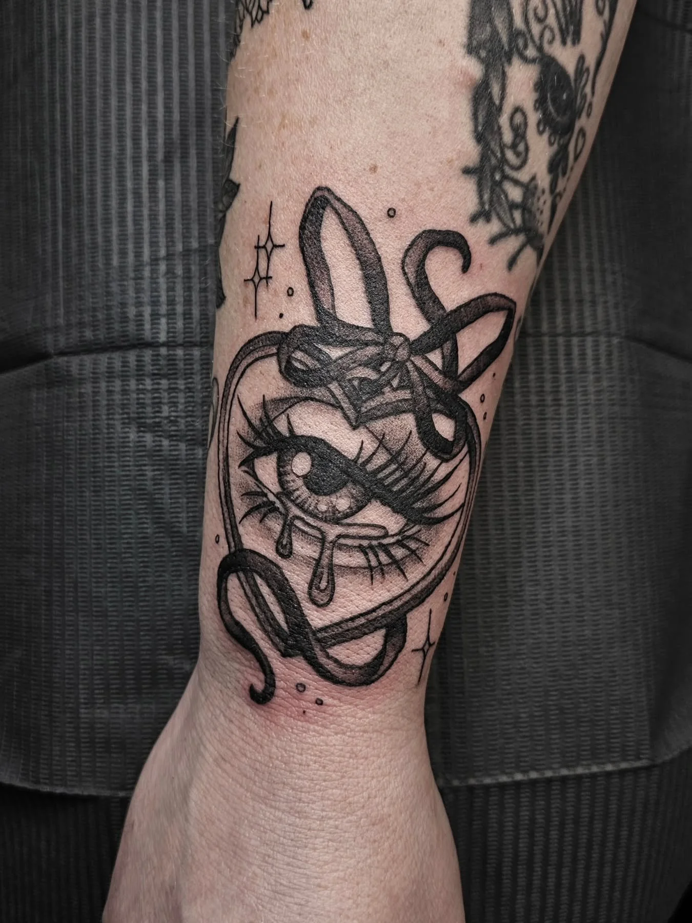 Sweet lil one from my flash ️🖤🎀✨️

#artistsoninstagram #art #tattoo #tattooartist #tattoooftheday #blackandgreyattoo #heart #locket #valentines #valentinestattoo