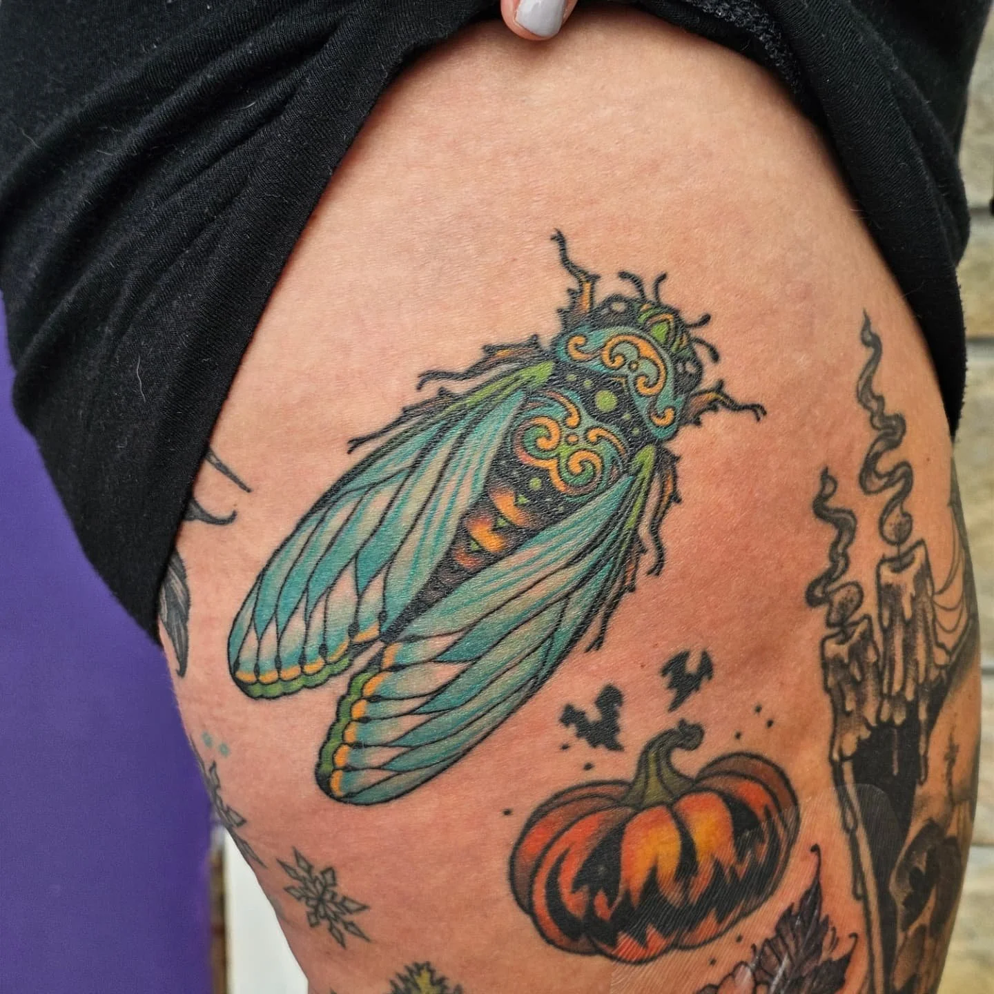 Two fully healed Cicadas on two of my sisters! Plus a fresh itty bitty Brazilian Jewel Tarantula 🪲🕷🩷

#artistsoninstagram #art #tattoo #tattooartist #tattoooftheday #colortattoo #cicada #tarantual #bug #insect