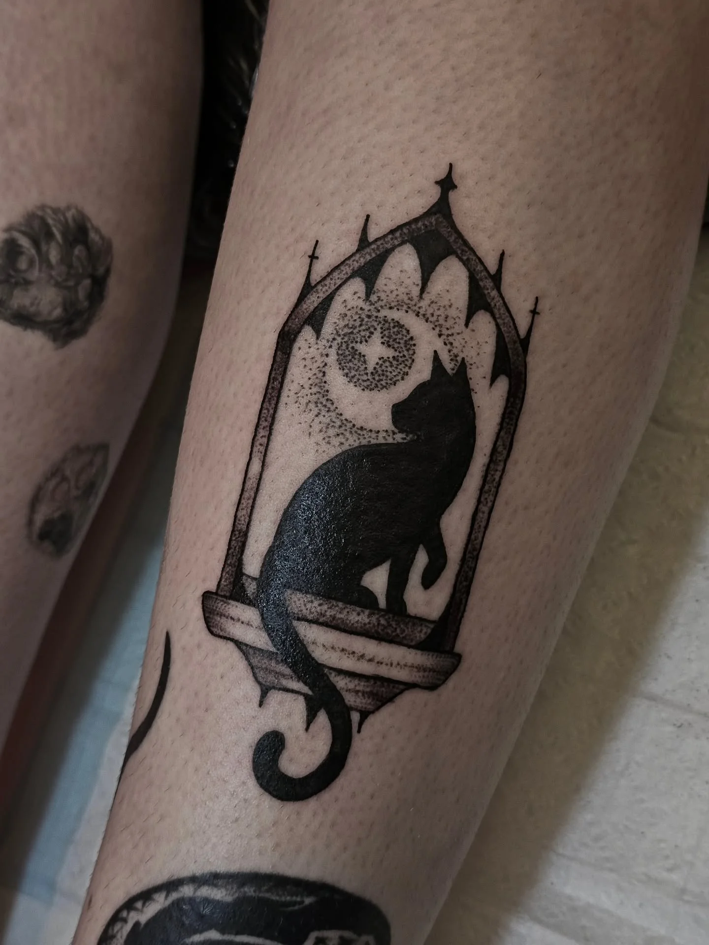 🐈&zwj;⬛🌙🏰

#artistsoninstagram #art #tattoo #tattooartist #tattoooftheday #blackandgreyattoo #cathedral #cattattoo