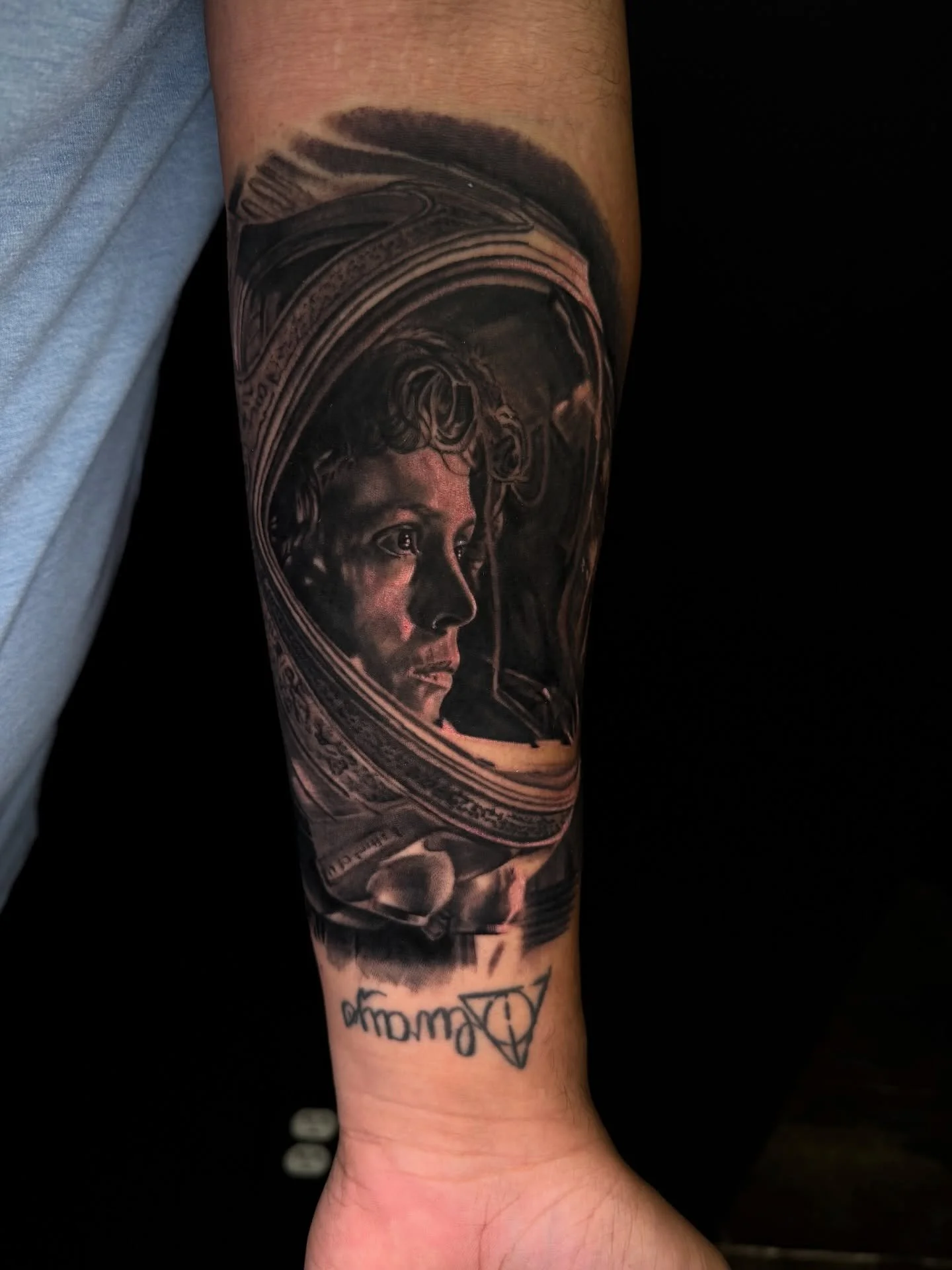 Ripley 👽

I had a blast doing this piece today, and I would absolutely love to do more projects like this. Portraits are my absolute favorite thing to do above all else. More portraits please!!