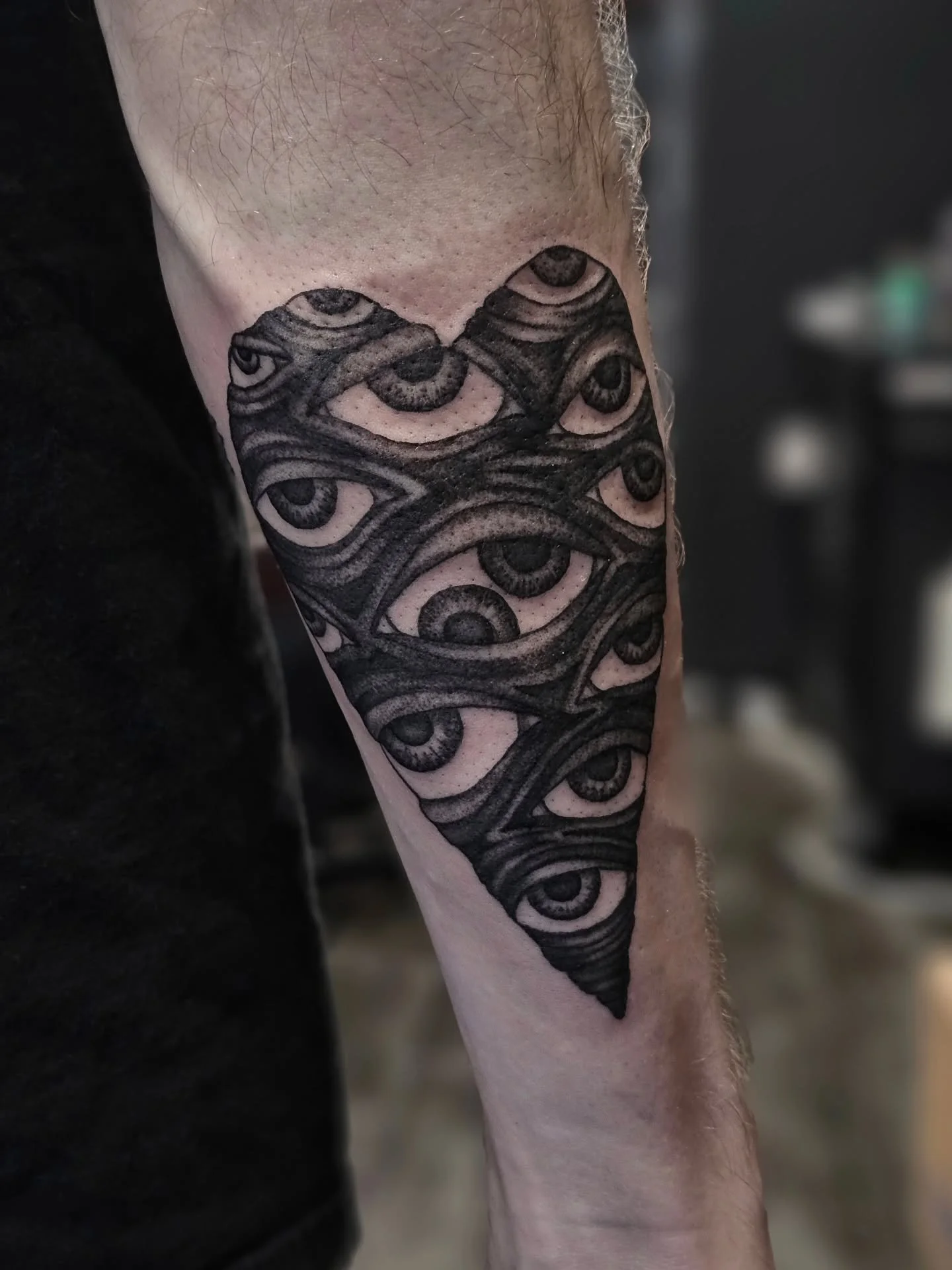 Finally got to tattoo this creepy flash I've had for a long while! 👁🖤

#artistsoninstagram #art #tattoo #tattooartist #tattoooftheday #blackandgreyattoo #darkart #creepy #eyes #mutated