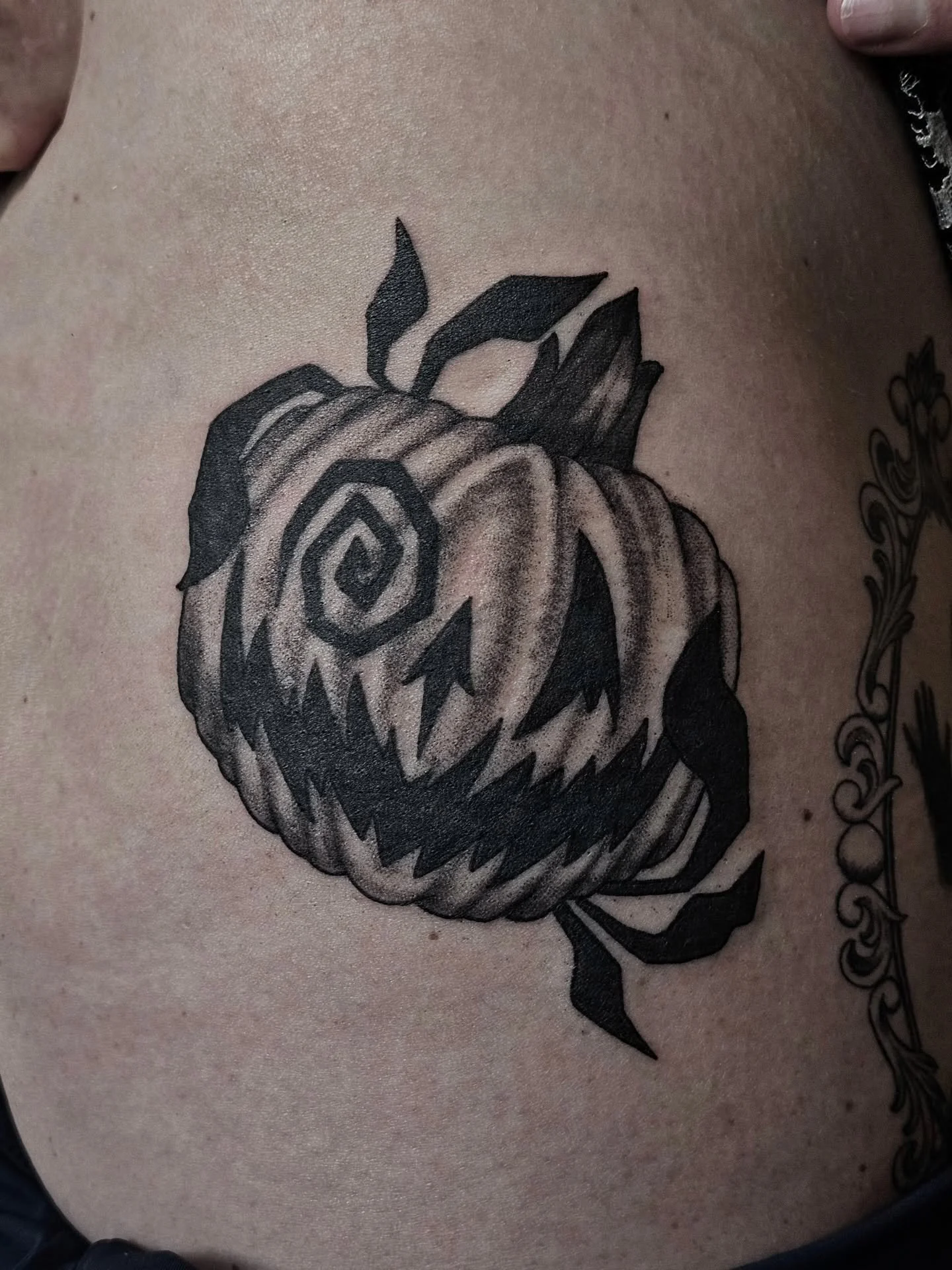 Aaand another pumpkin 🎃🖤

#artistsoninstagram #art #tattoo #tattooartist #tattoooftheday #blackandgreyattoo #darkart #jackolantern #pumpkin #halloweentattoo