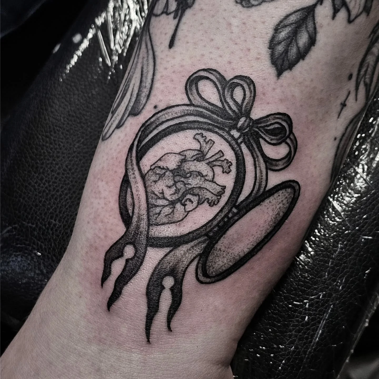 Little heart locket 🫀

#artistsoninstagram #art #tattoo #tattooartist #tattoooftheday #blackandgreyattoo #darkart #locket #heart