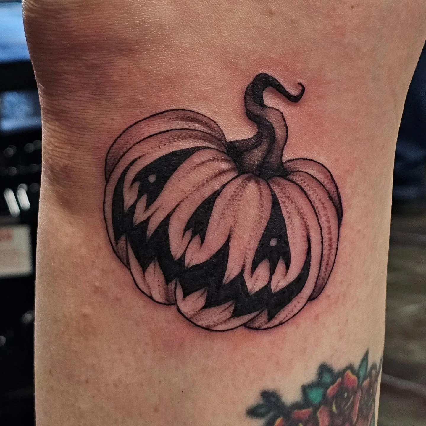 🎃

#artistsoninstagram #art #tattoo #tattooartist #tattoooftheday #blackandgreyattoo #darkart #jackolantern #pumpkin #halloweentattoo