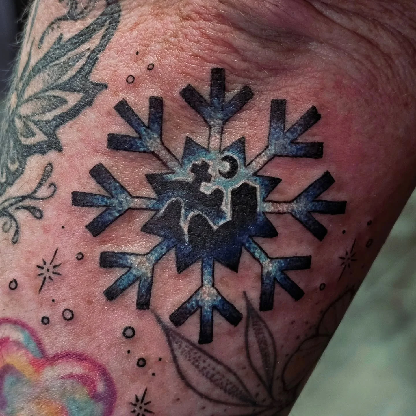 Itty bitty cemetery snowflake 🪦❄️

#artistsoninstagram #art #tattoo #tattooartist #tattoooftheday #colortattoo #cemetery #snowflake #creepmas #seasonscreepings