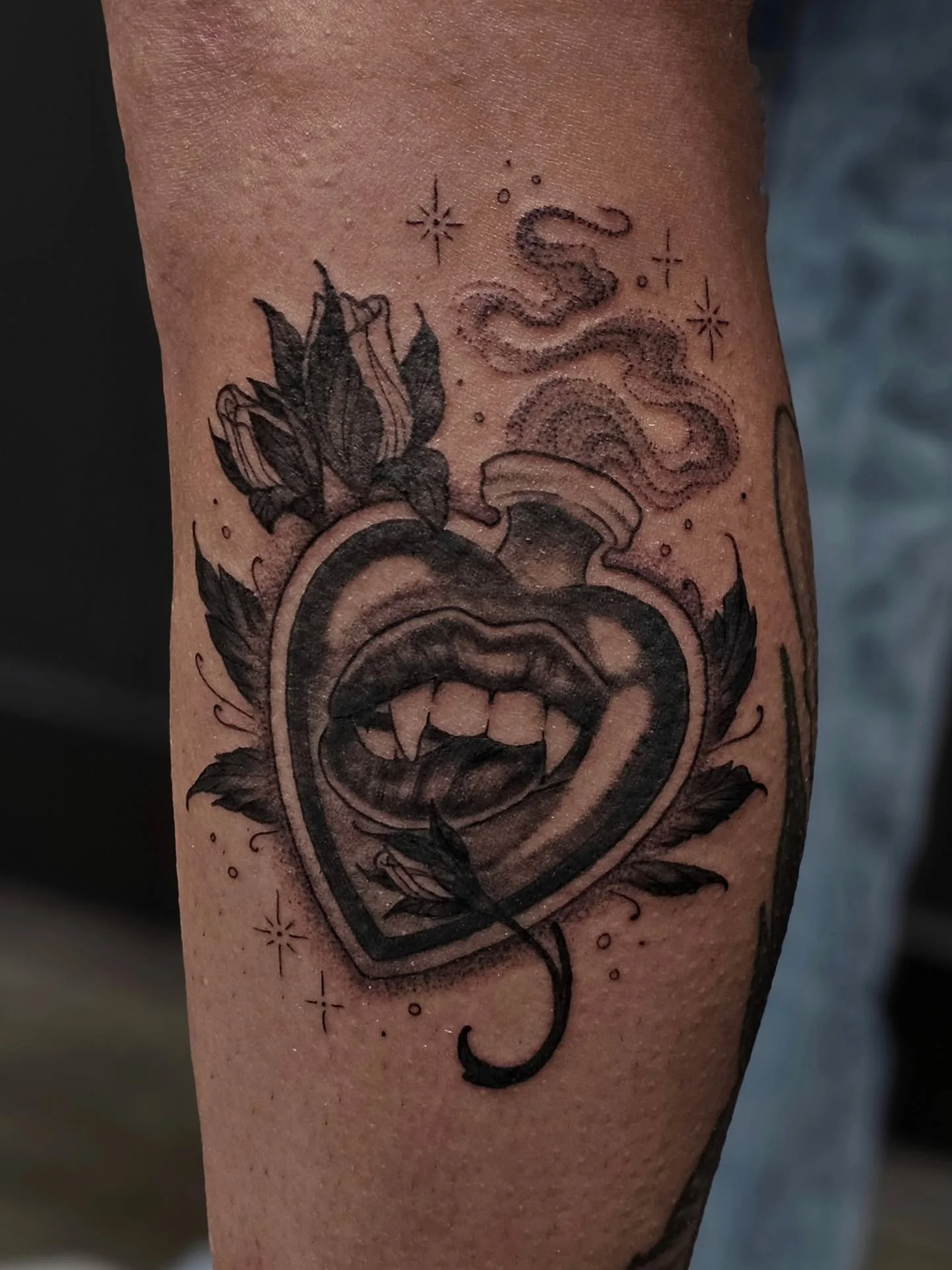 🦇🥀🖤

#tattoo #tattoooftheday #blackandgreytattoo #vampire #potion