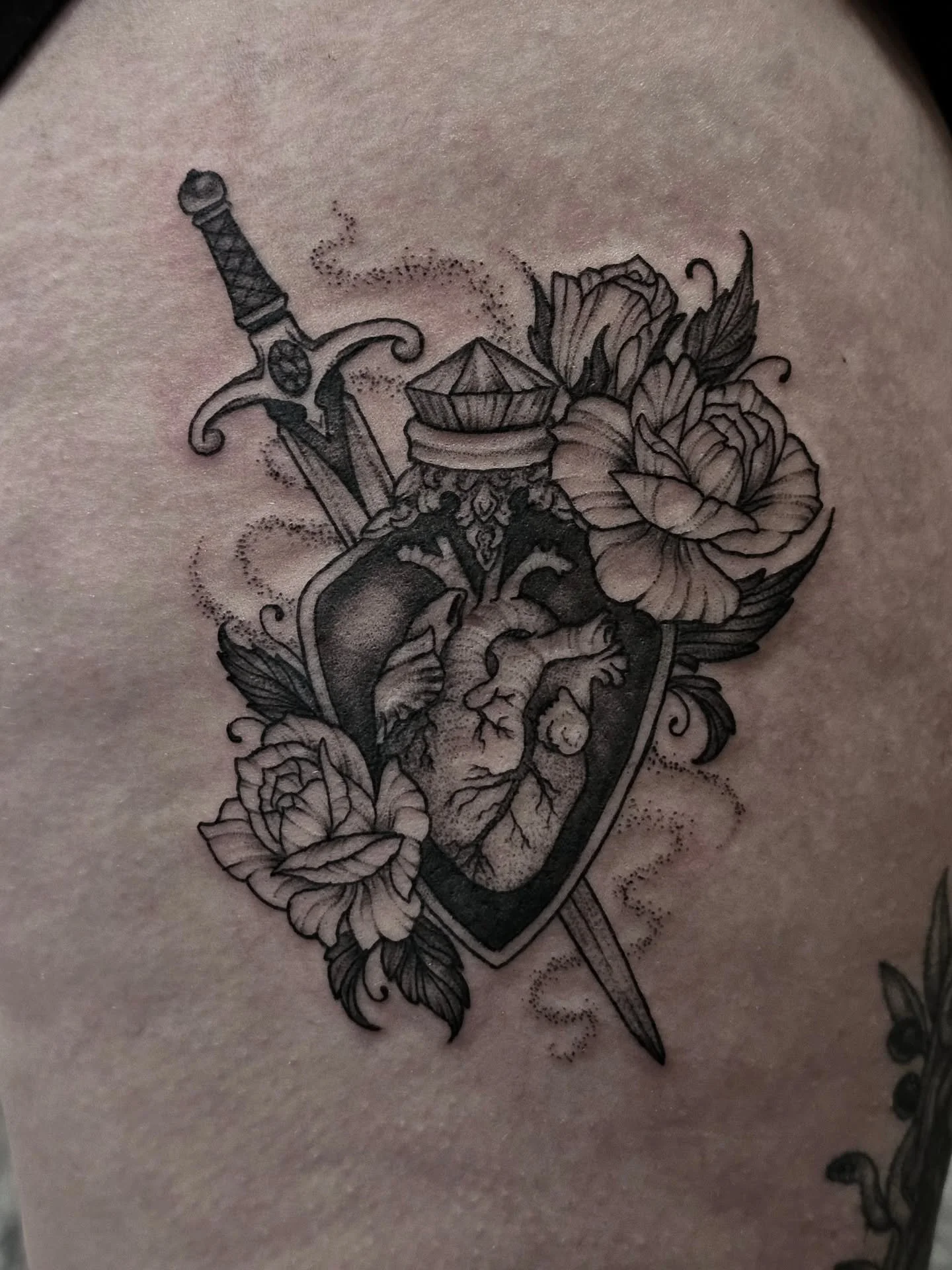 Did matching Sleep Token inspired tattoos today 🫀🥀🗡
Only realizing now all of my photos of the second one aren't in proper focus 🙃

#tattoo #tattoooftheday #tattooartist #sleeptoken #sleeptokentattoo