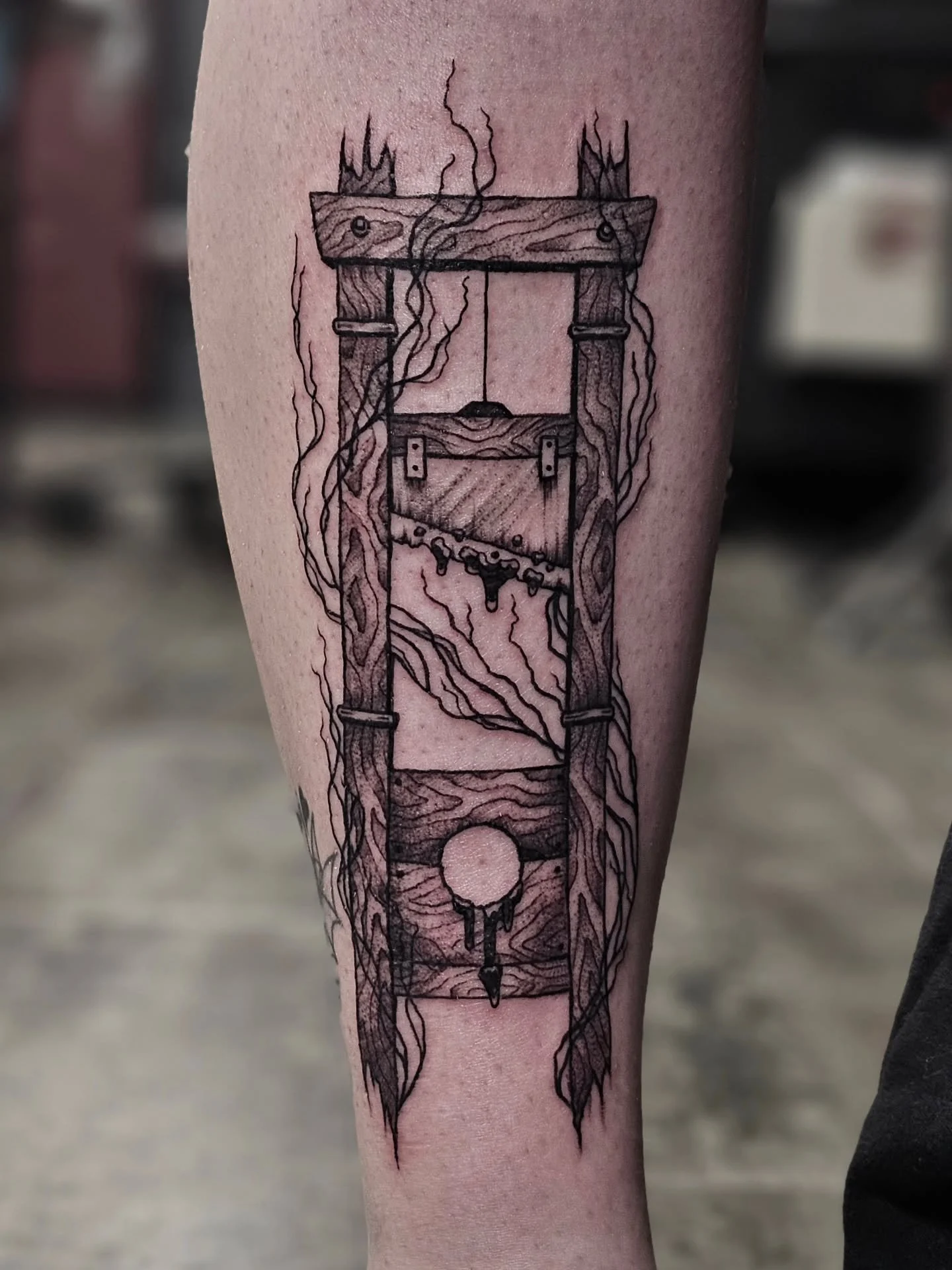 Guillotine on the shin 🔪

#tattoo #tattooartist #guillotine #weapons #blackandgreyattoo