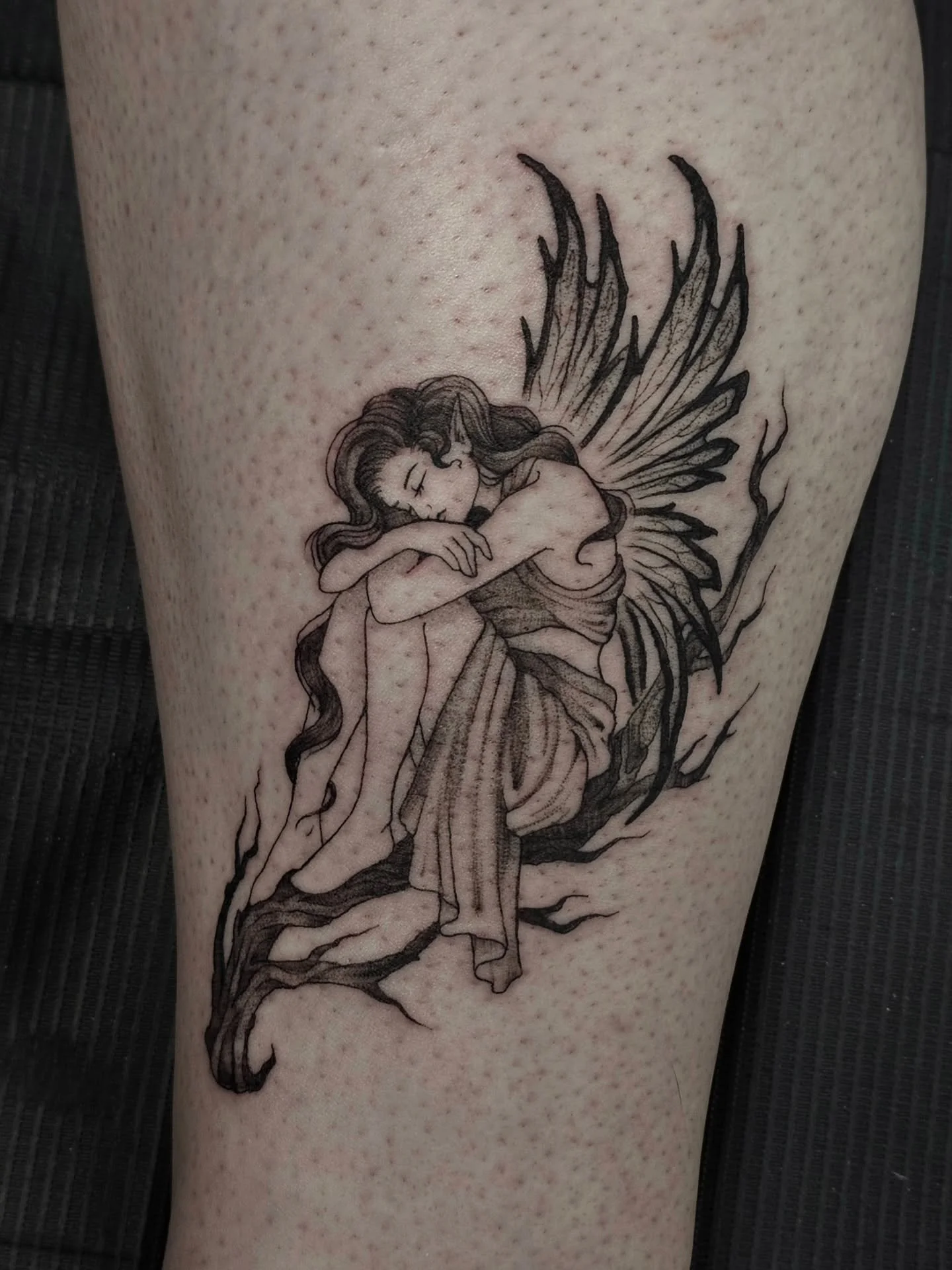 3rl faerie 🧚🏻&zwj;♀️
It feels so good to be back doing what I was made for 🖤

#tattoo #tattooartist #tattooart #faerie #fairy