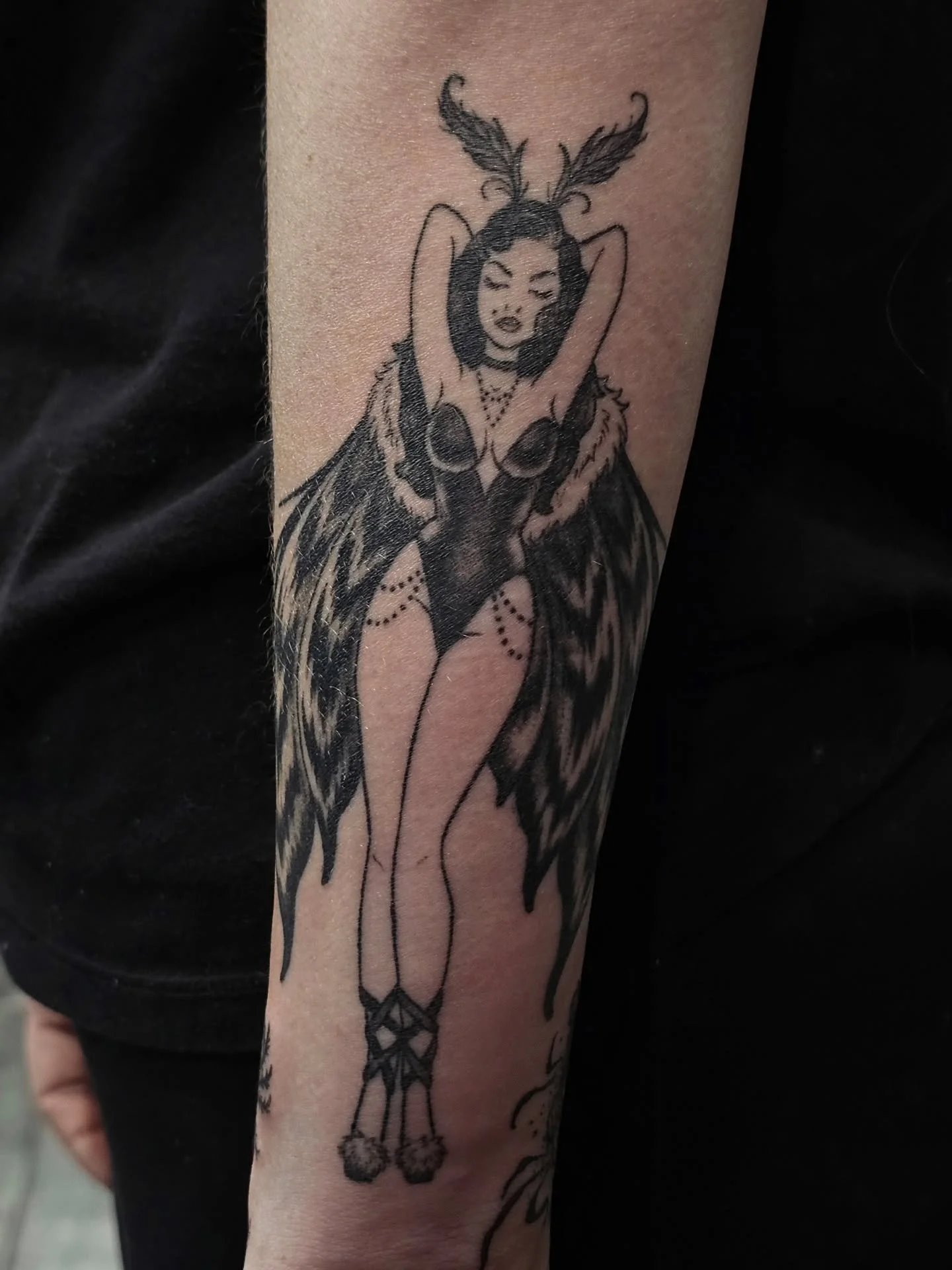 Two months healed vs fresh 🦋🖤
I love her little fuzzy shoes

#tattoo #tattooartist #tattooart #moth #pinup