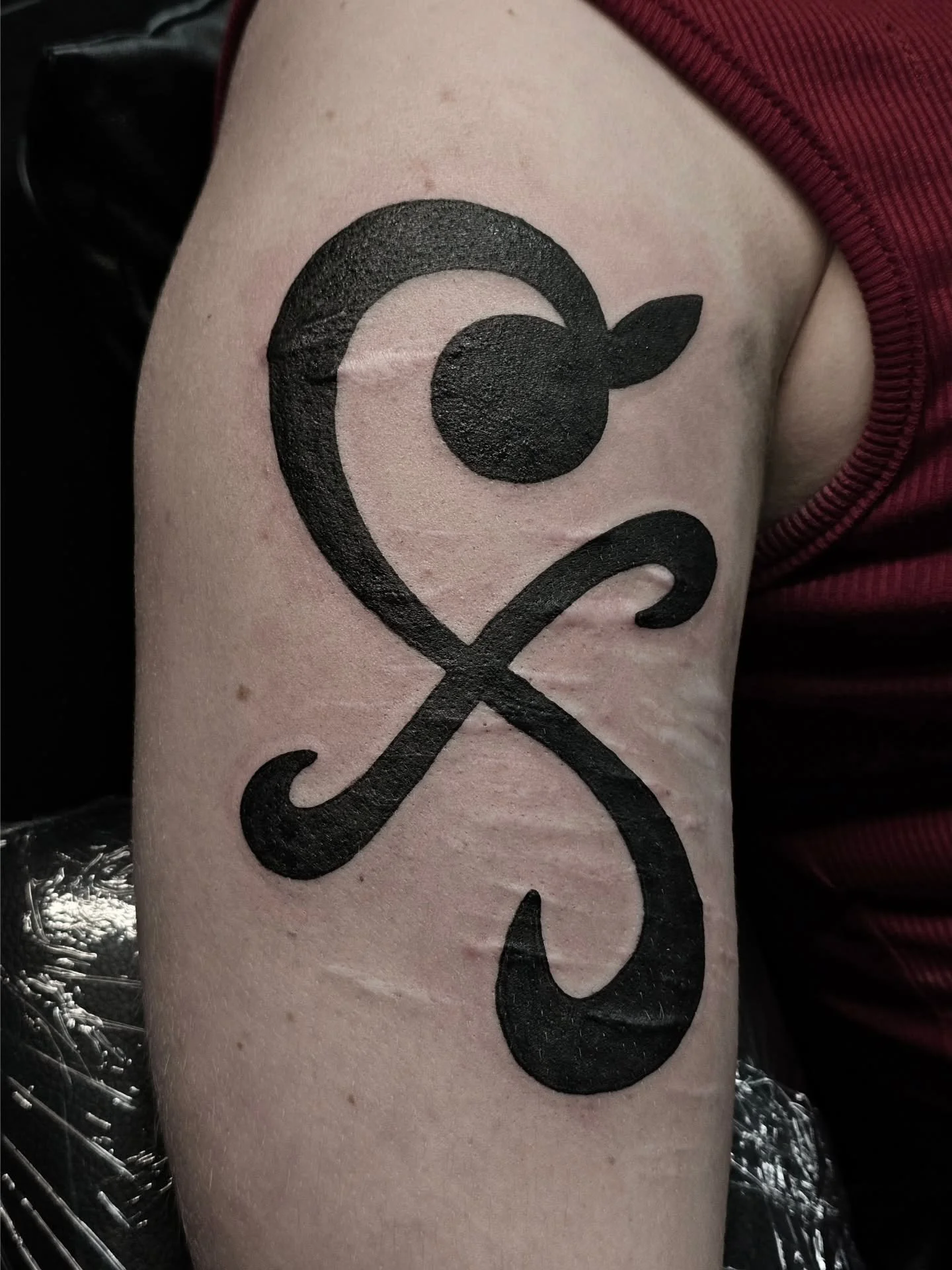 Bold and solid, Nami's pinwheel 🌀

#tattoo #tattooartist #tattooart #onepiece #nami
