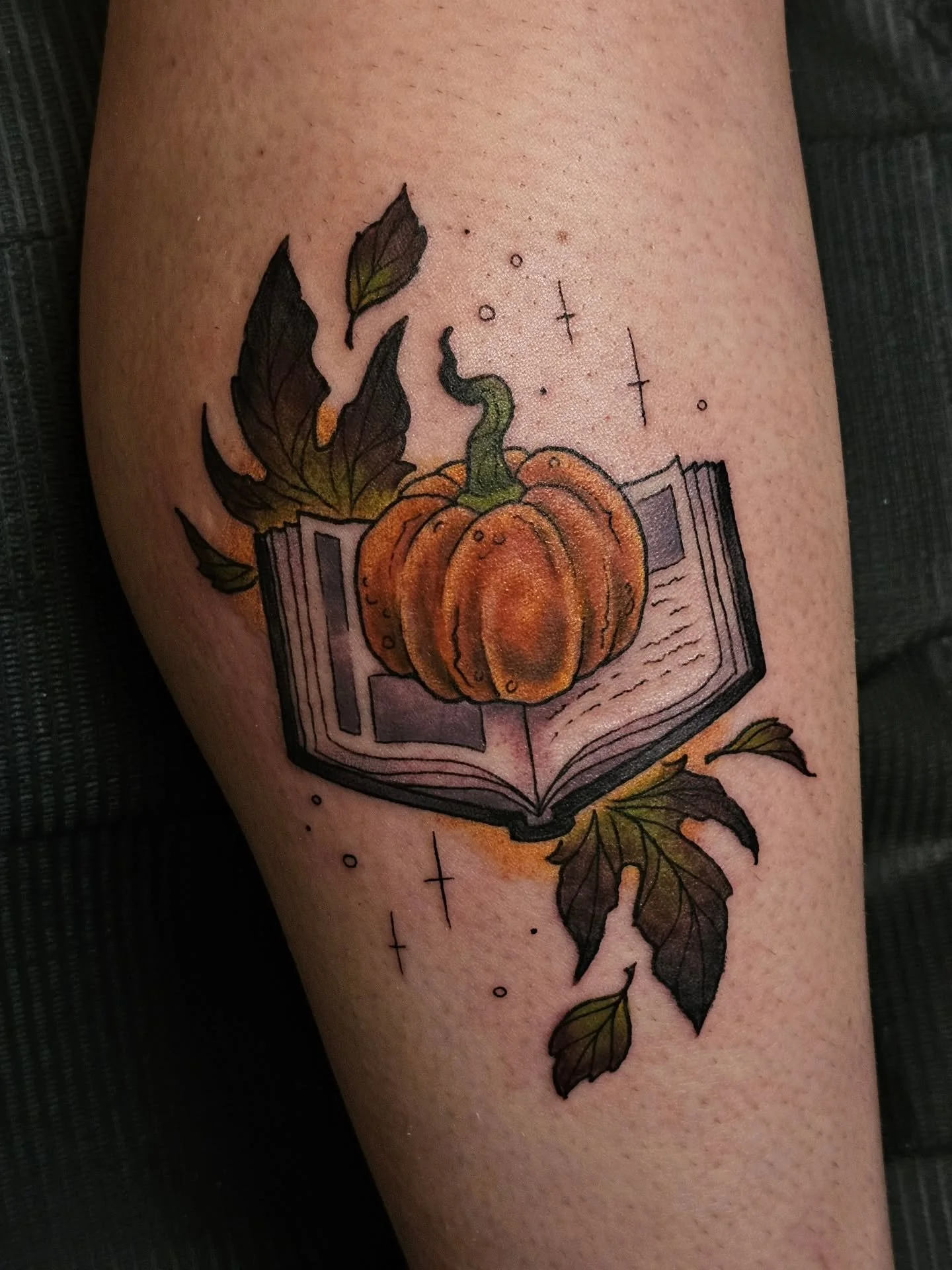 🎃 📖 ✨️

#tattoo #tattooartist #tattooart #pumpkin #booktattoo
