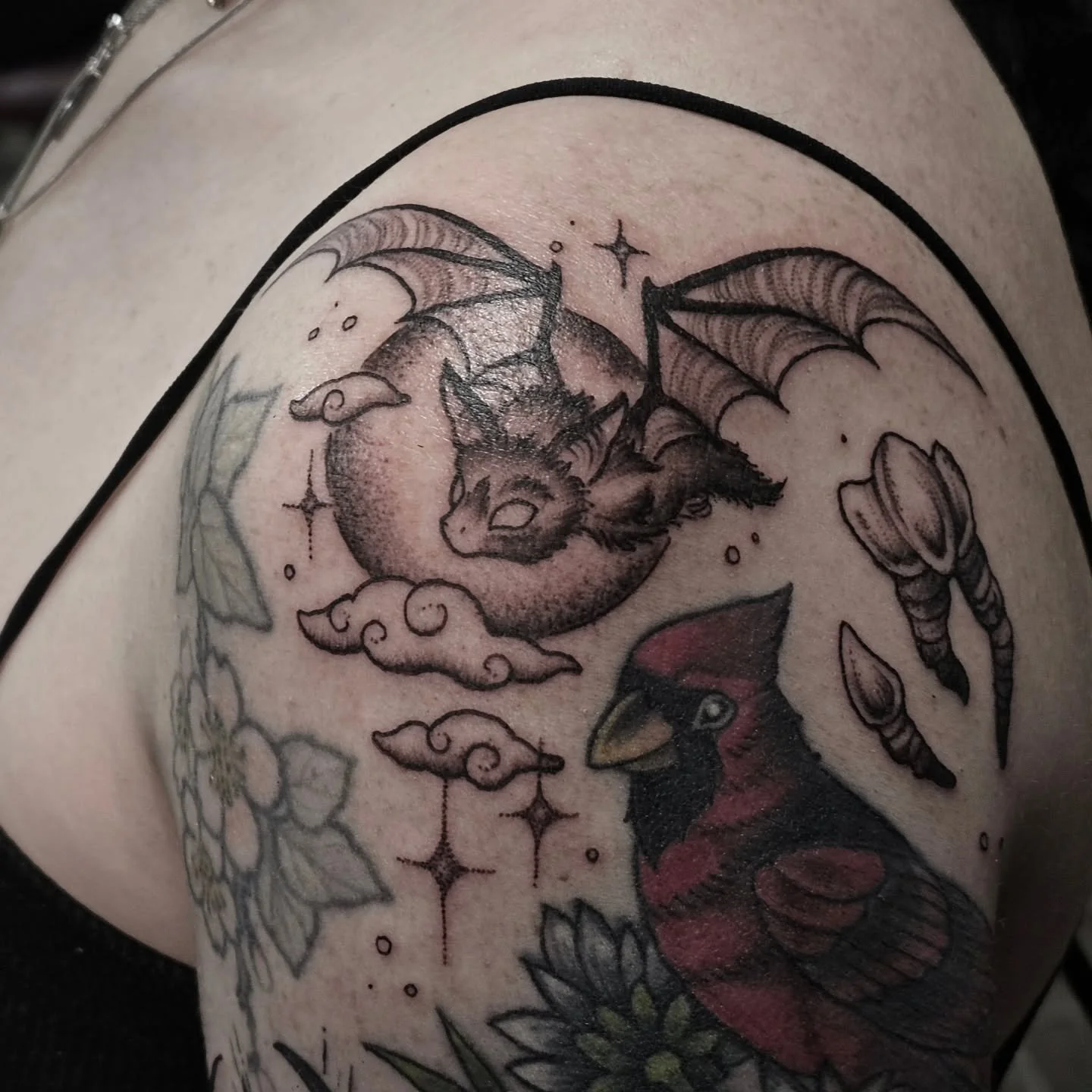 Batty shoulder cap with bonus teeth 🦇☁️✨️🌙🦷

#tattoo #tattooartist #tattooart #bat #teeth