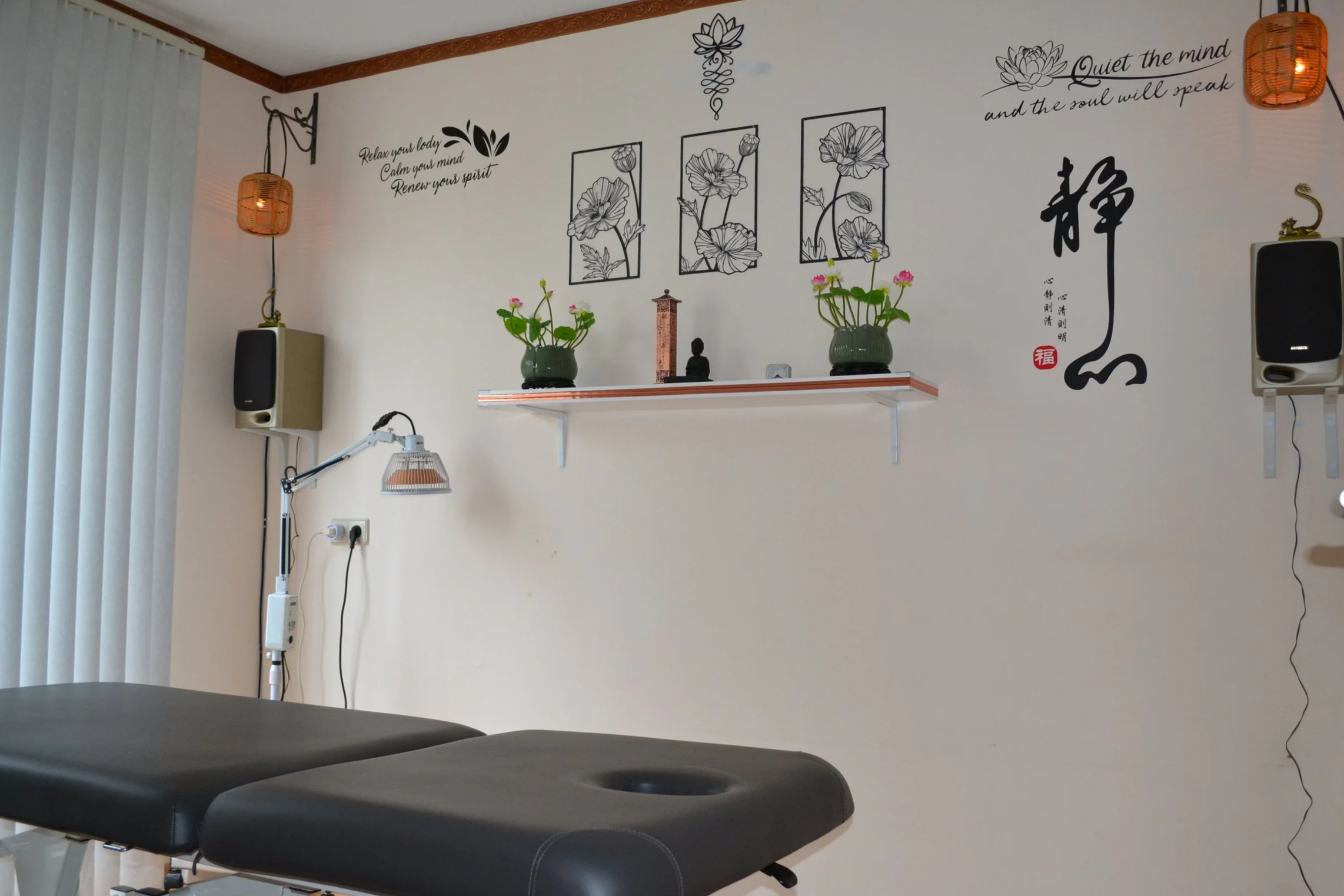 Massagetafel in een kamer