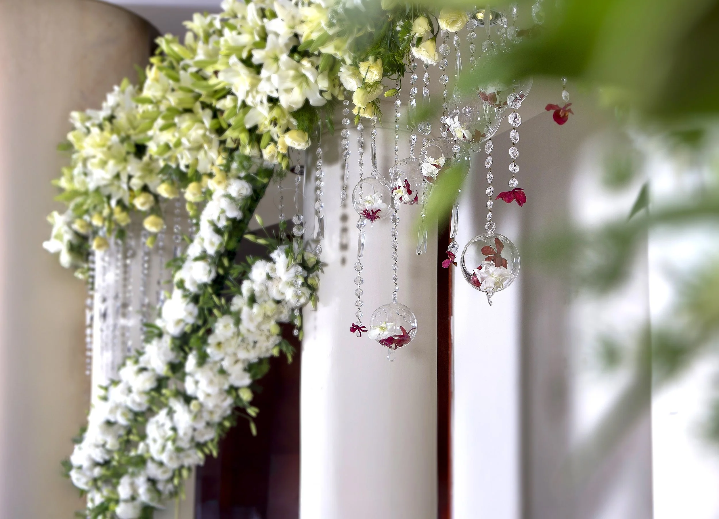floral-wedding-decorations-crystals.jpg