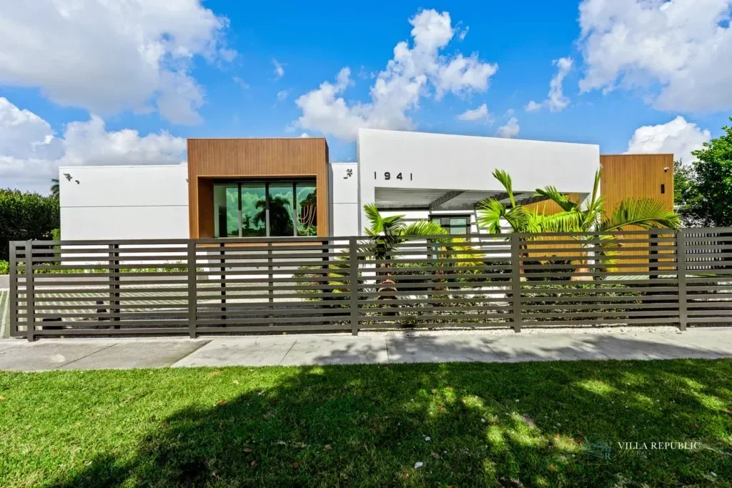 imgi_10_VillaRepublicMiami-VillaMaya-NorthMiamiBeach-68-1024x683.webp