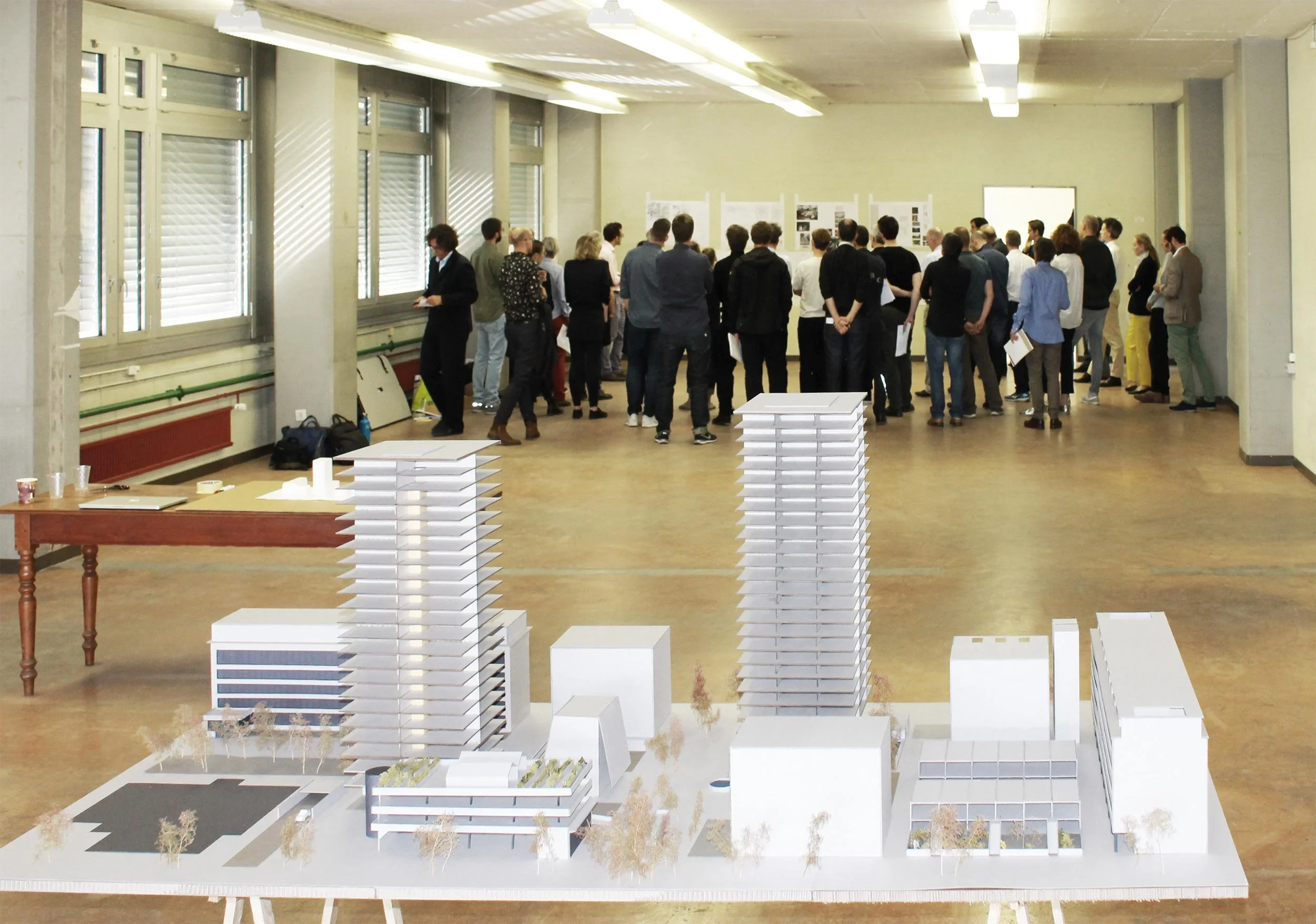 Ausstellungssituation mit Architekturmodell des Gretag Areals während einer öffentlichen Präsentation im Rahmen der Prozessbegleitung.