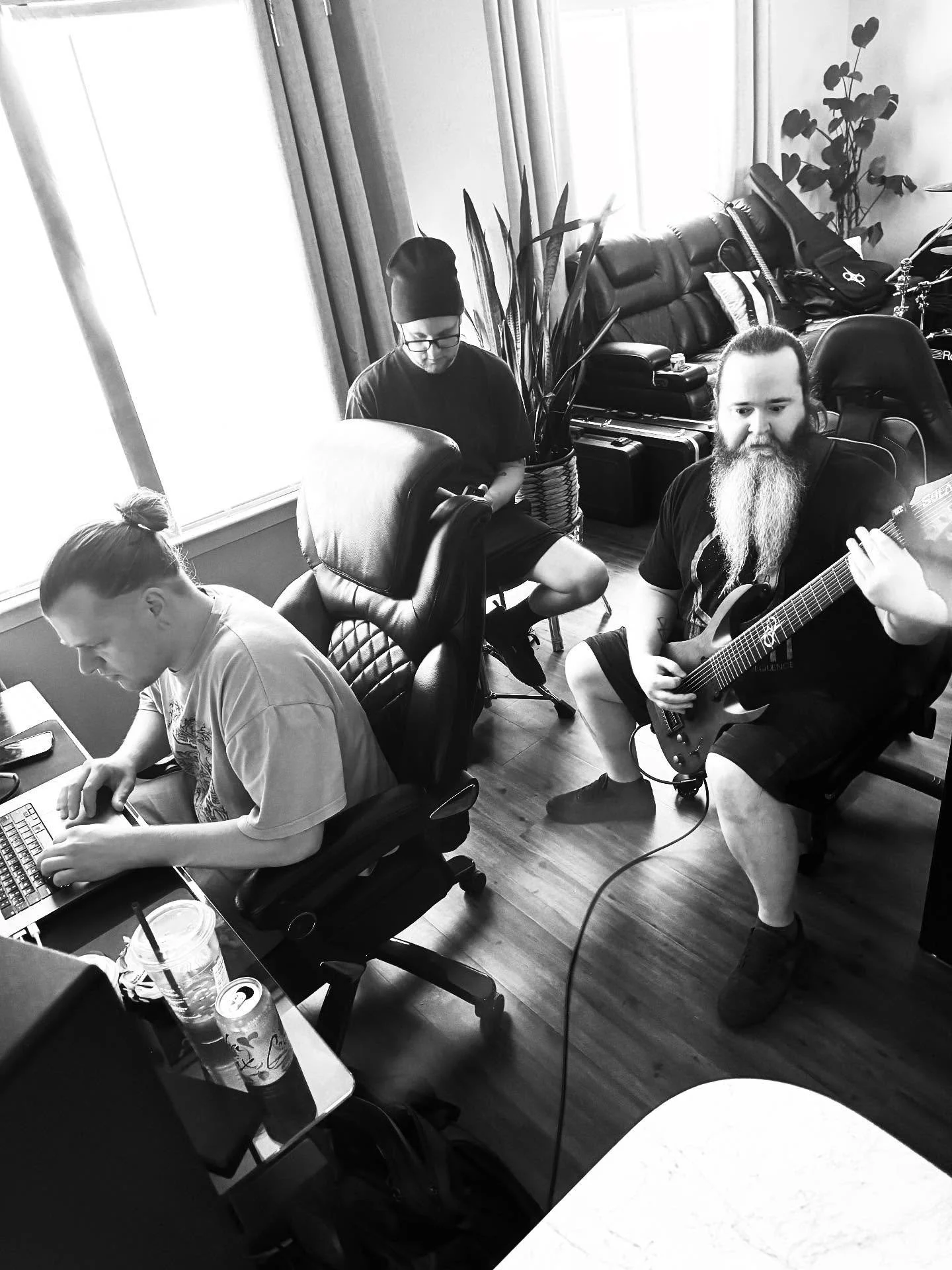 Let’s finish this album! 3 more songs 🤘🏻🤘🏻
#atragedyathand #metal #atah