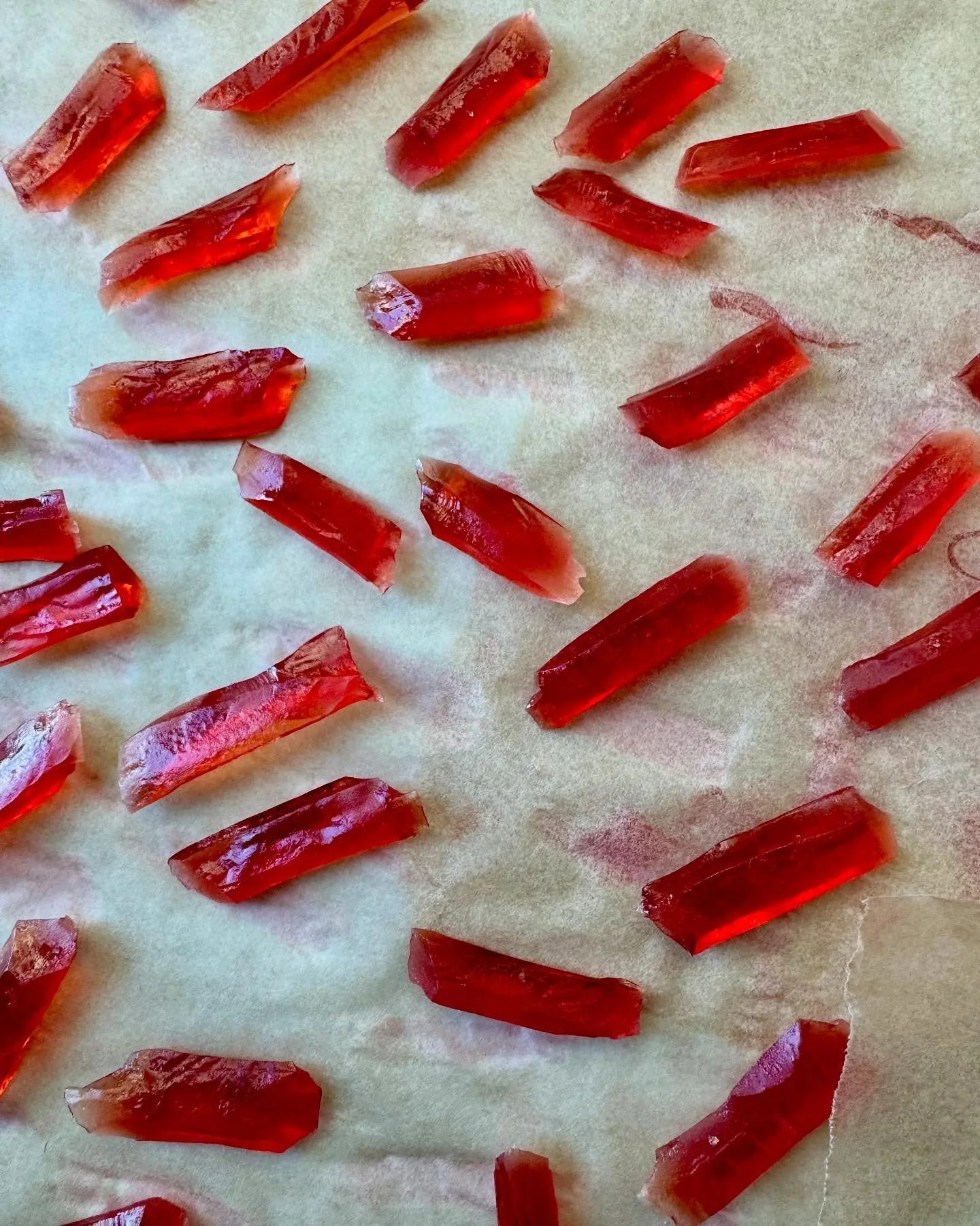 I’ll be in Asheville this weekend making jelly at @centerforcraft, for the Future Histories dinner in celebration of the Craft Research Fund! 🎉
Taking with me the ~400 jelly crystals I made in advance (they’re blood orange and vanilla,