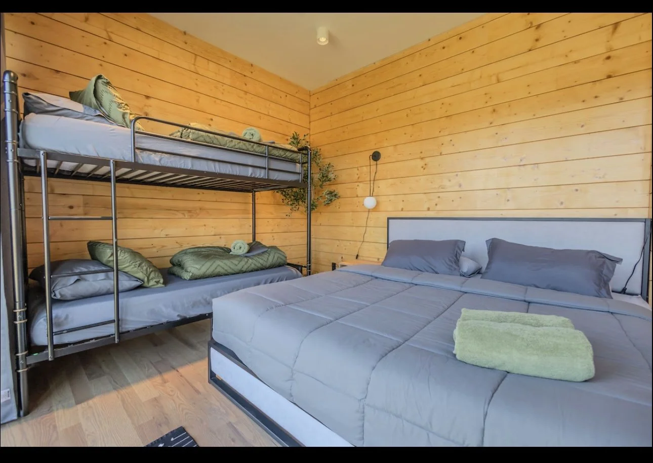 Catskills Retreat March 22-25. King Bed, Shared Room