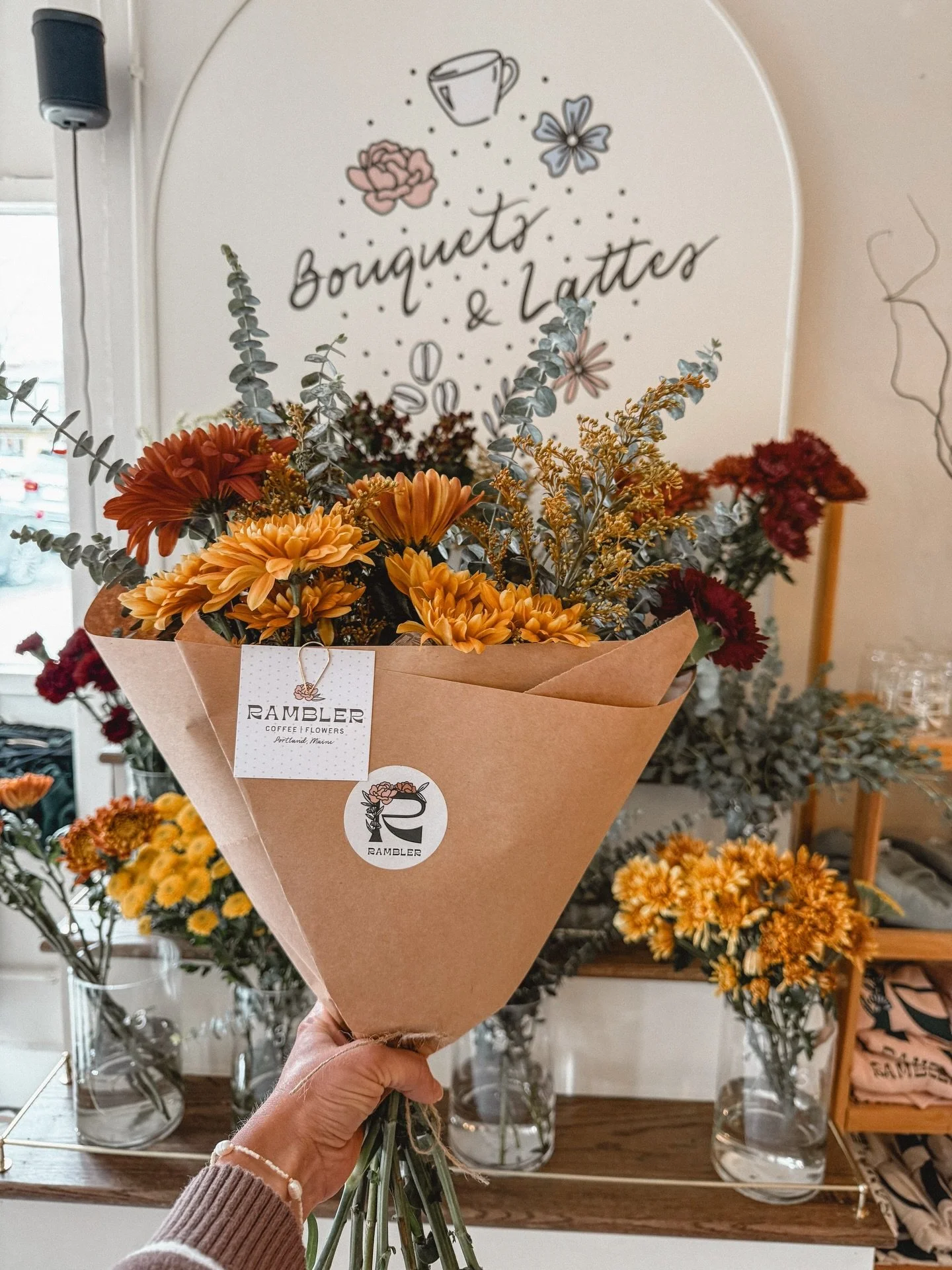 Finally got to experience @ramblermaine 🌸☕️ since they renovated and let me tell you &hellip; it&rsquo;s perfect! The combination of a build your own bouquet bar and some of the best lattes I&rsquo;ve ever had is *chefs kiss*

I already can&rsquo;t 