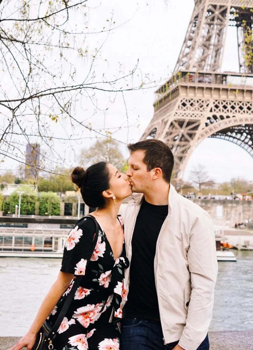 couple kissing infront of iffle tower