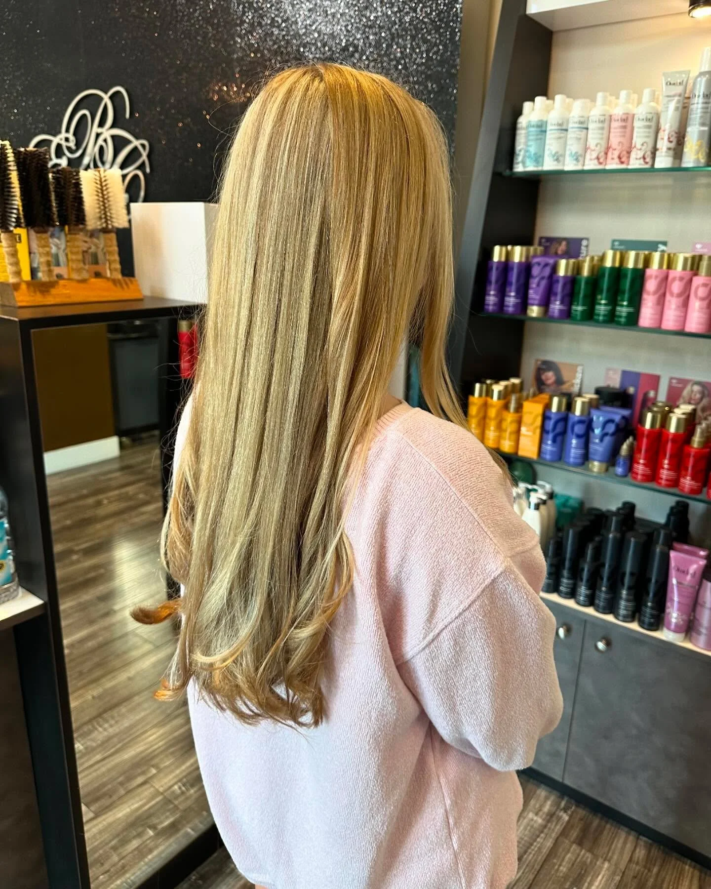 So nice and blended 😮&zwj;💨😮&zwj;💨

Partial Foil, Toner, and Style by Nicole 

ACTIVE MILITARY, NEWTOWN RESIDENTS, AND W&amp;M STUDENTS RECEIVE 10% OFF! 

Call 757-229-2440 to book your appointment! 

#vahairstylist #vasalon #vahair #williamsburg