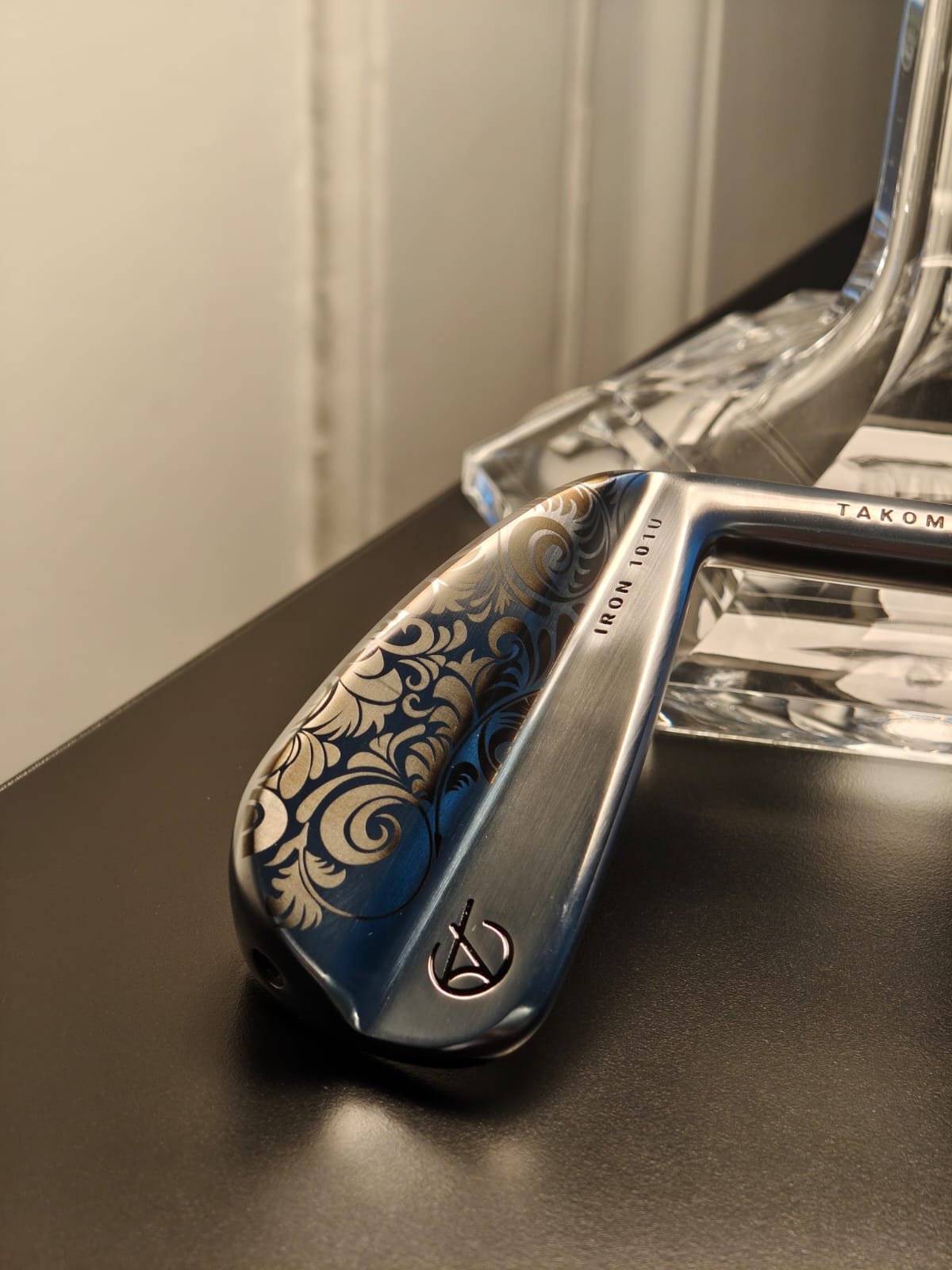 Individuell gravierte Takomo Golfschläger mit Ornament und Branding von notiq