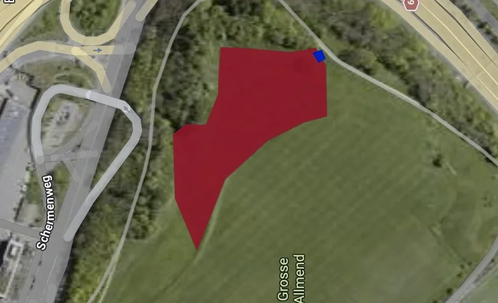 Luftbild der grossen Allmend, Bern mit markiertem roten Gebiet, umgeben von Straßen und Grünflächen in einer parkähnlichen Gegend.