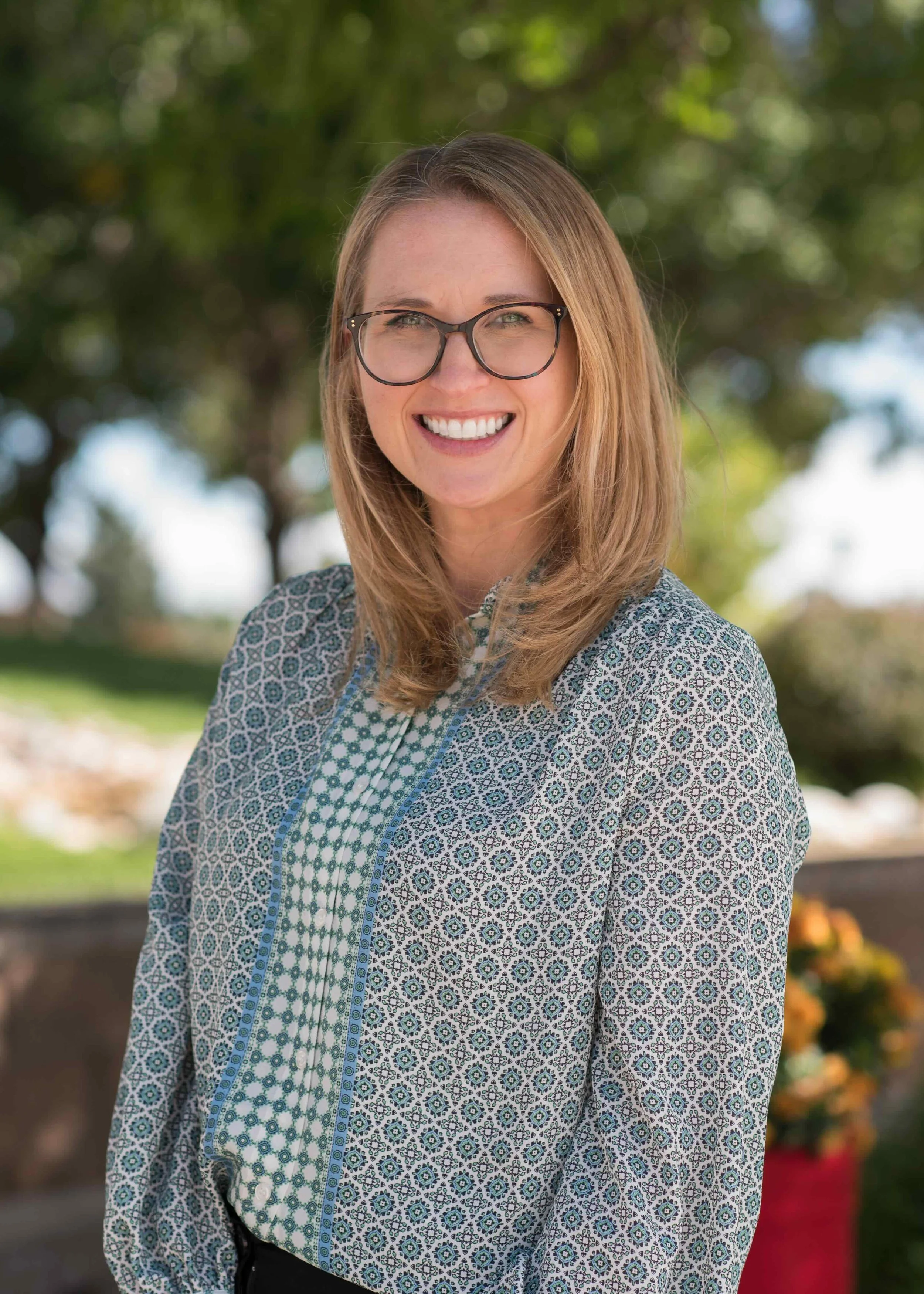 People at a booth engaging in conversation, with a large banner reading "TO KNOW GOD AND MAKE HIM KNOWN" and a logo for Colorado Springs.