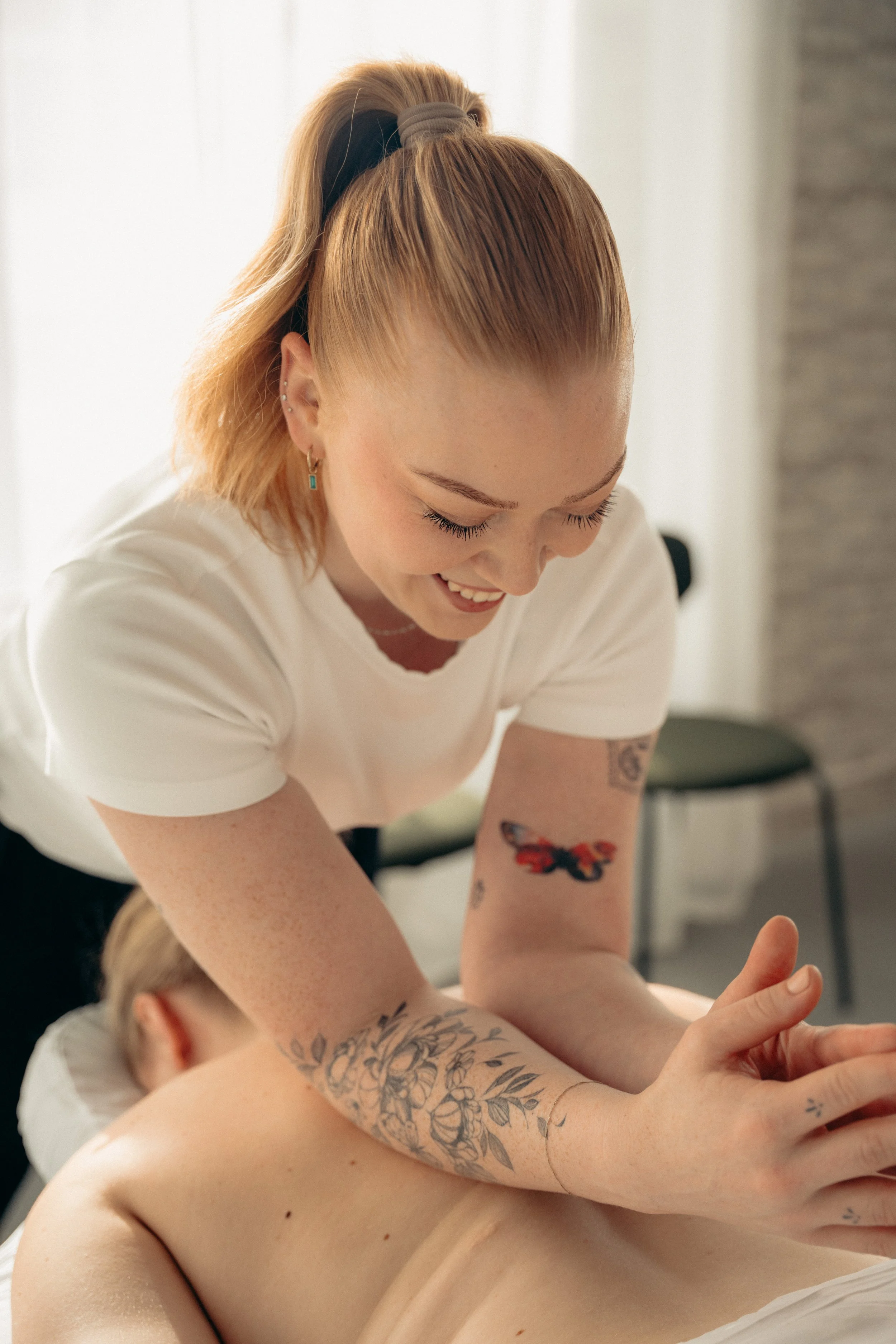 Olivia Mah RMT (registered massage therapist) in south surrey demonstrating a relaxation massage technique