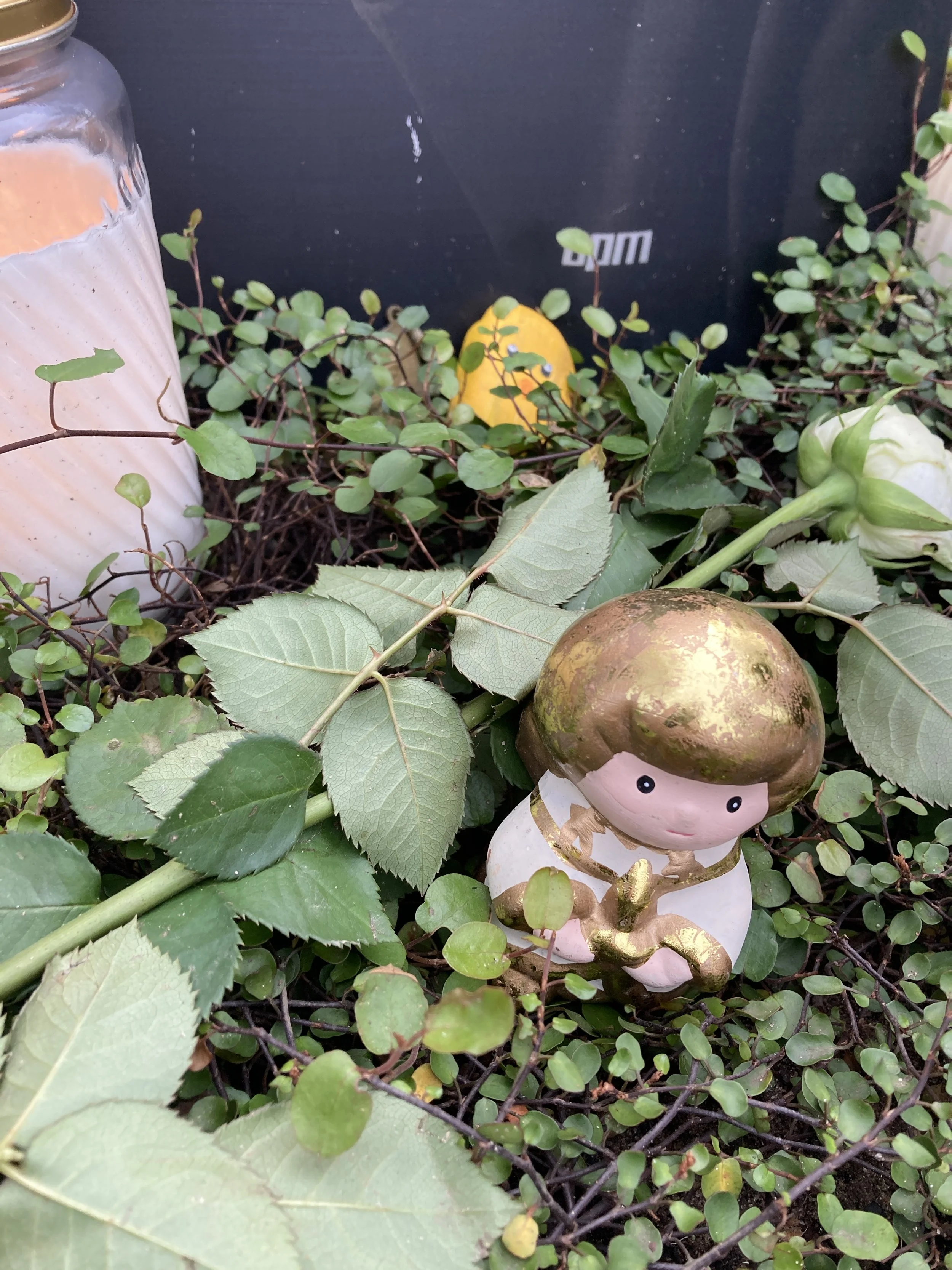 Und plötzlich war sein Grab geschmückt