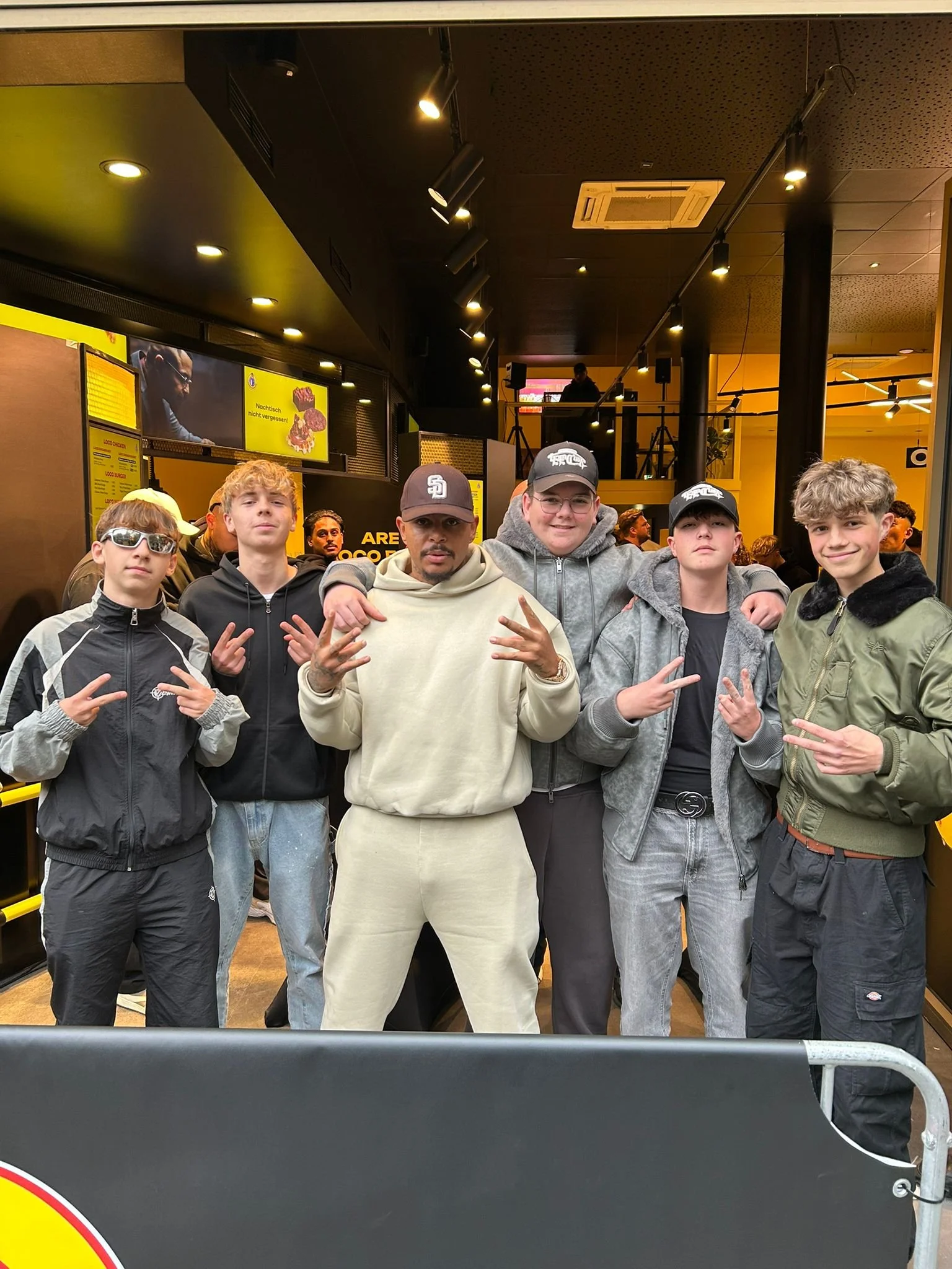 Bild mit Finn, Luciano und einigen von Finns Freunden vor dem Loco Chicken in Köln.