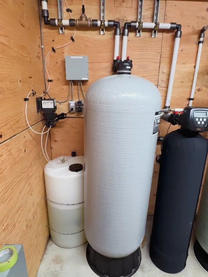 Oakum installed this full filtration system to tackle extremely high iron levels and deliver clean, clear, and reliable water throughout the home. The setup includes a multi-stage filtration and treatment system designed to remove iron, protect plumb