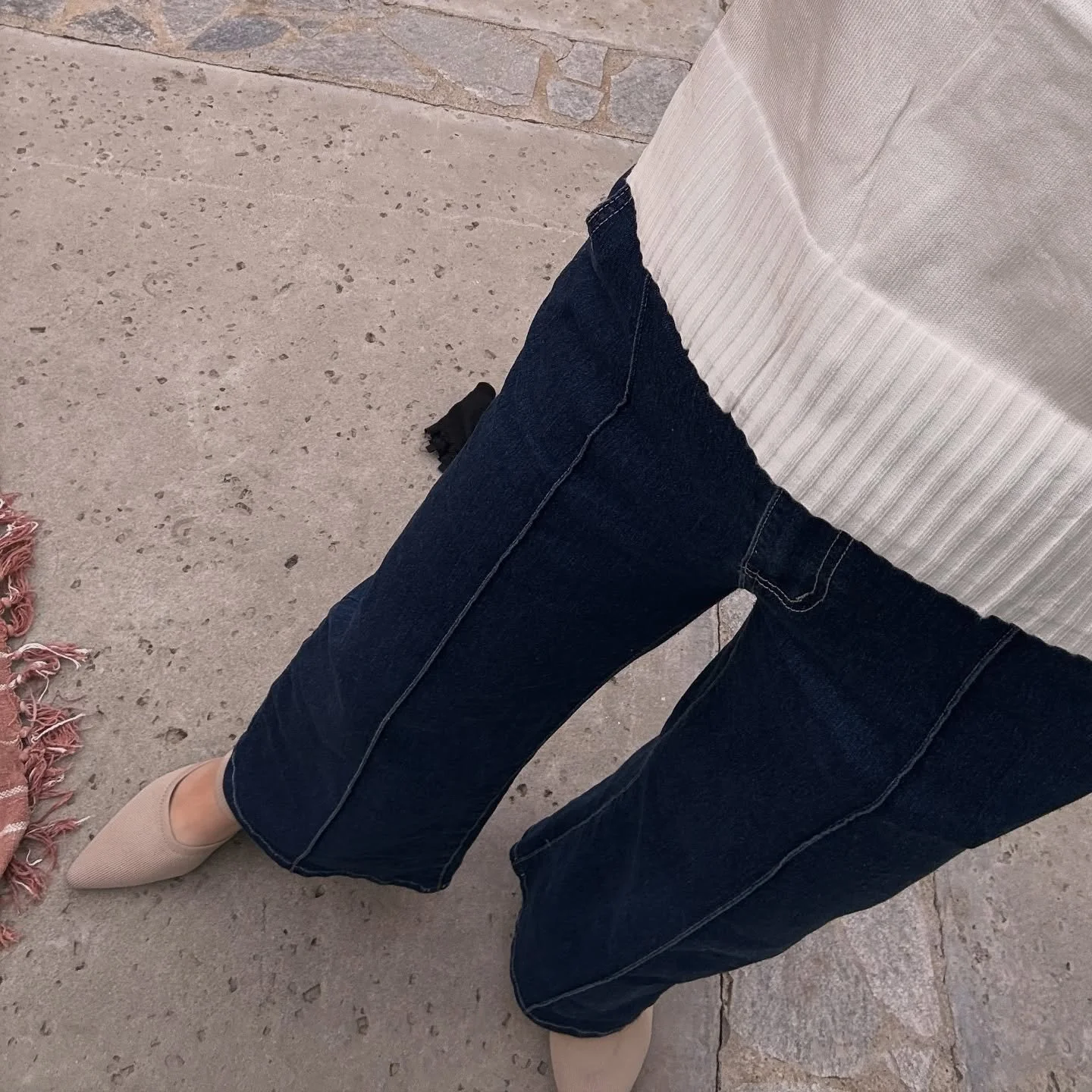 The cutest jeans. Soft fabric. Elongating line down the front. 
Links on findsbychels.com OR comment LINES for the link directly in your DMs! 

Comfortable / jeans/ mom/ motherhood /