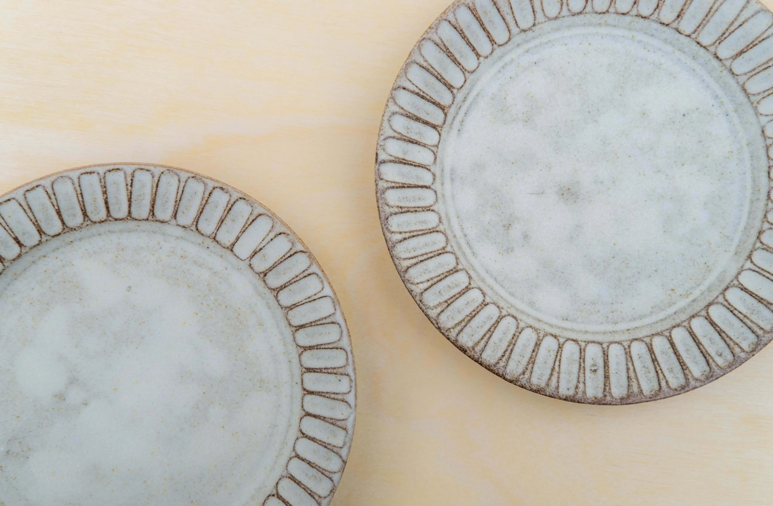 små grå tallrikar ovan .jpg