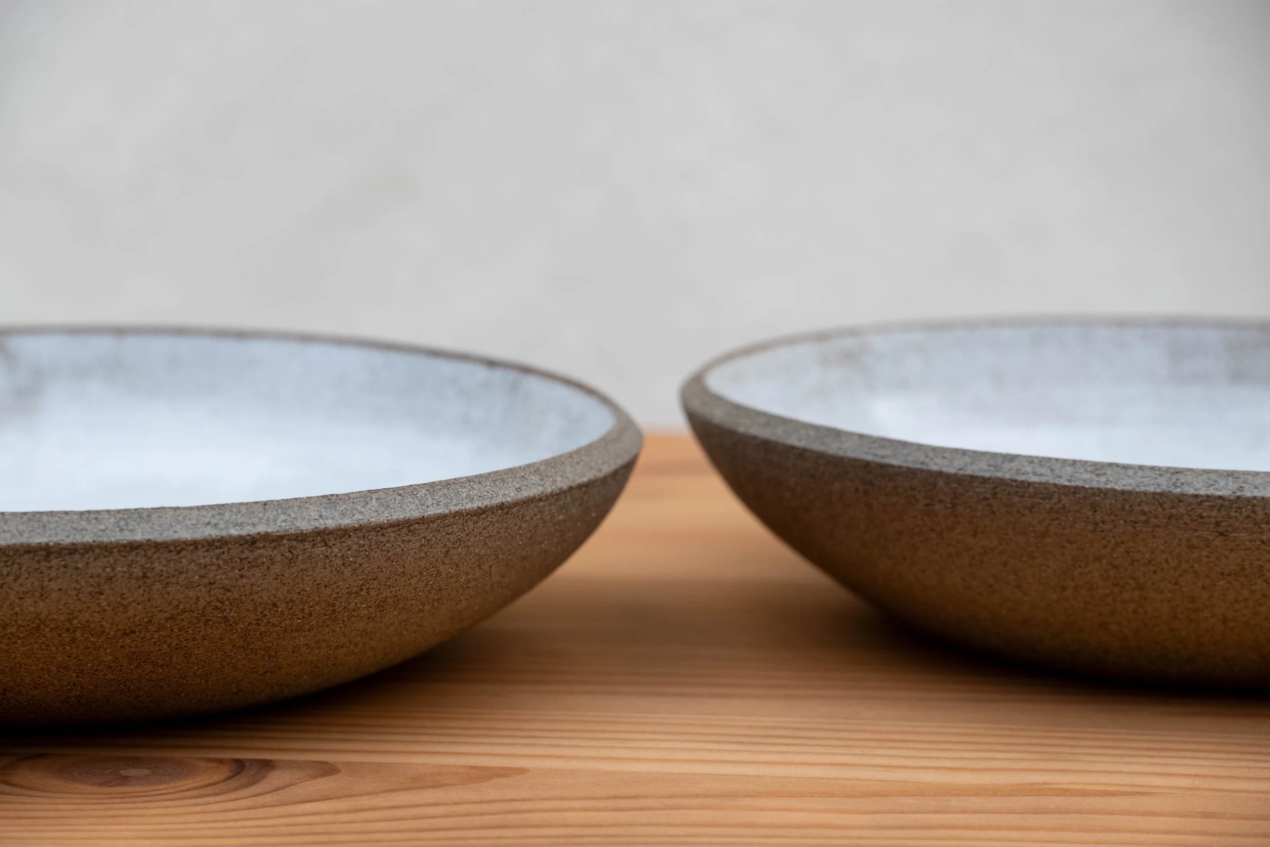två grå skålar macro.jpg