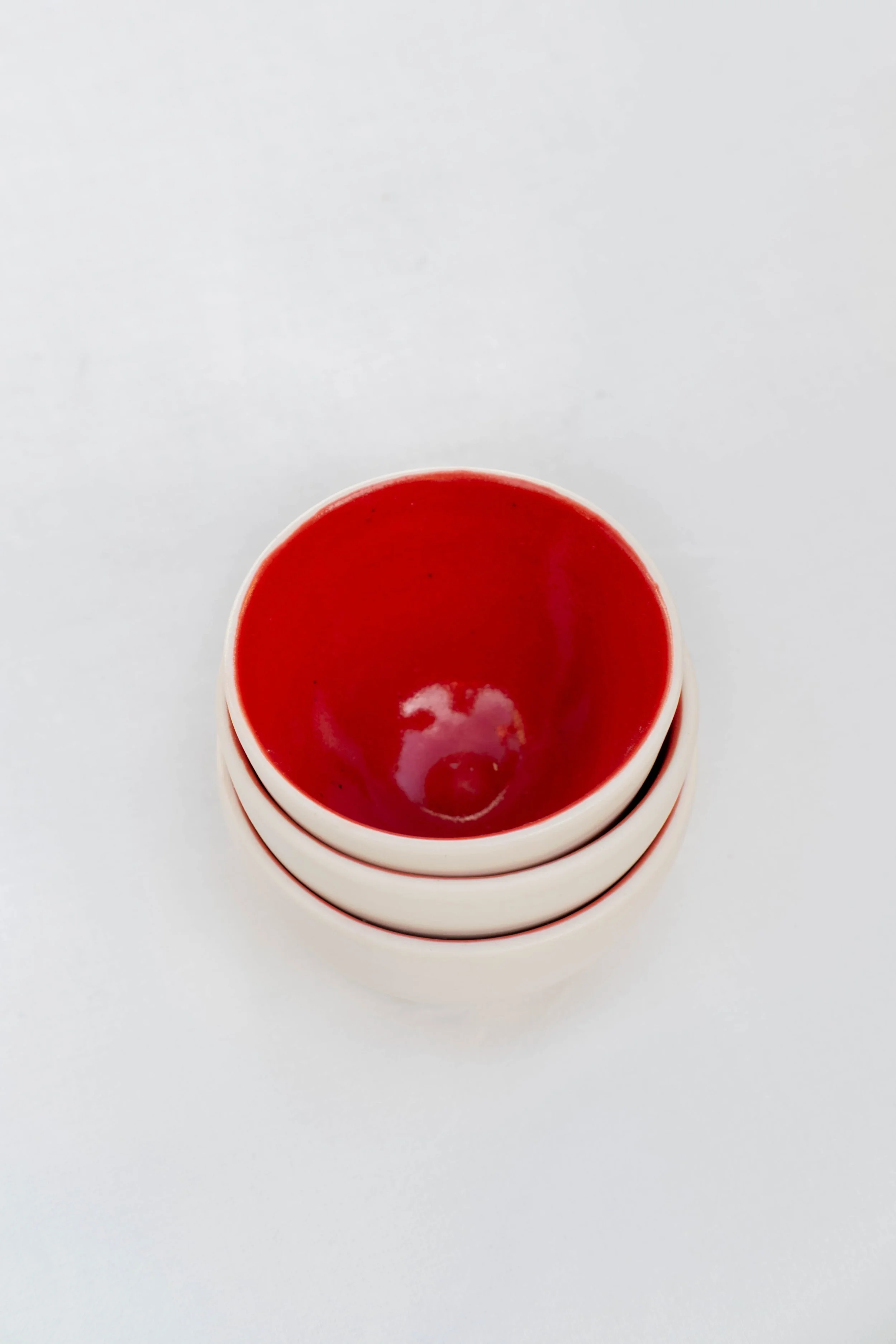 porslin skålar små röda ovan.jpg