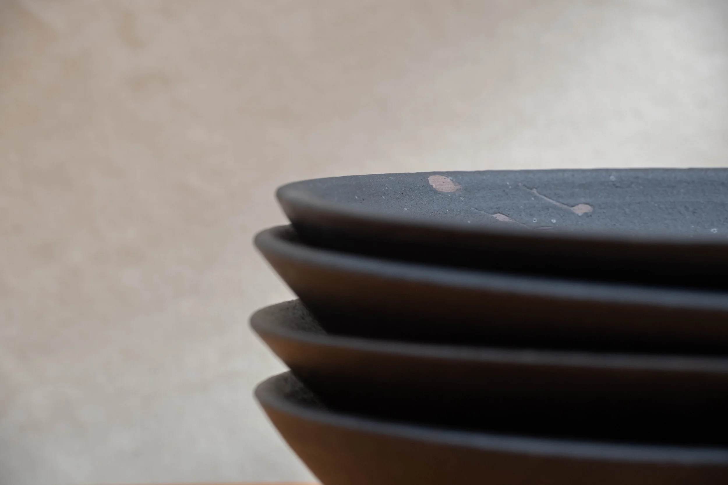 fyra svarta skålar macro.jpg