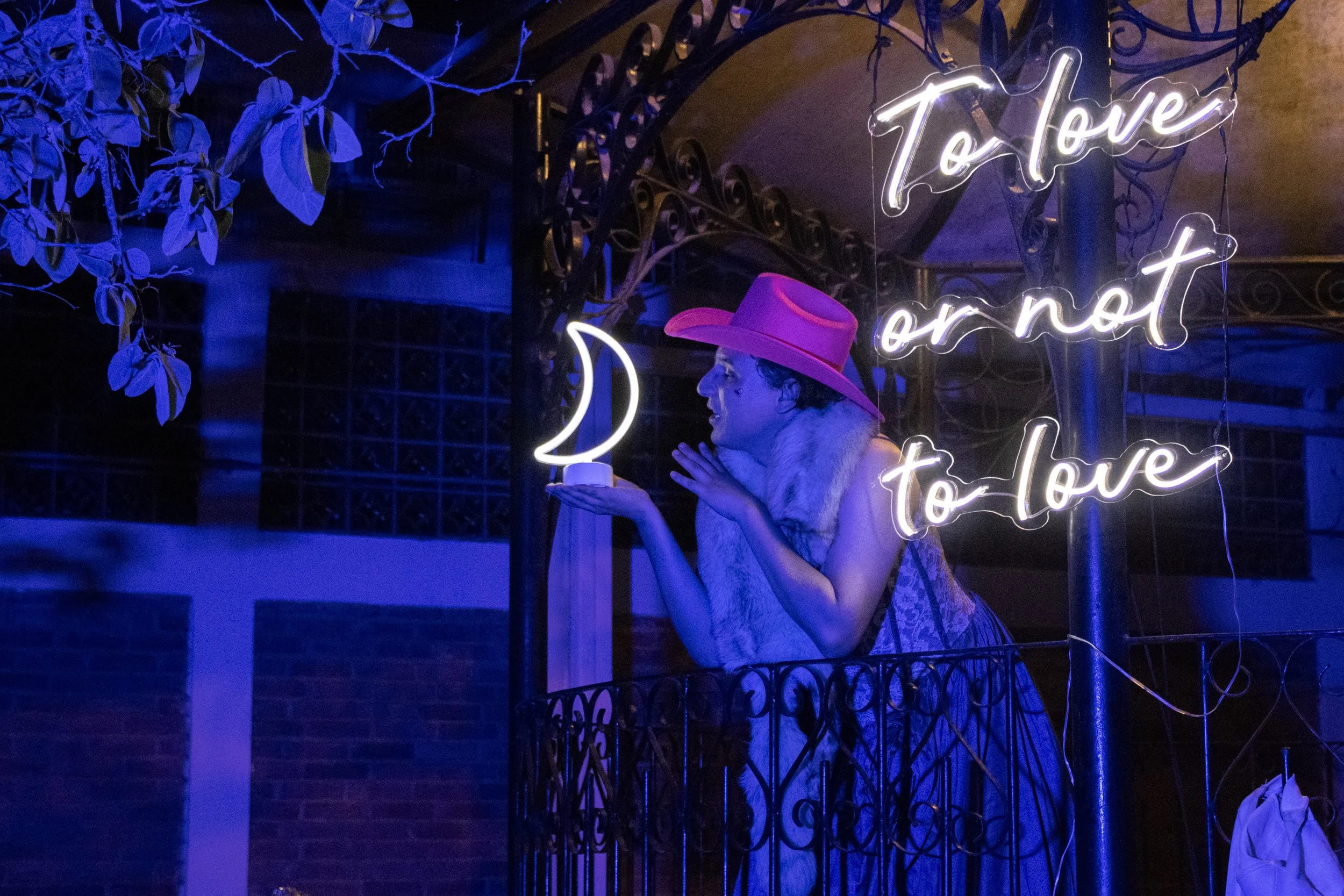 "Waiting for Julieta" by Casa Teatro Reynosa & Cía. Gorguz Teatro | "Waiting for Julieta" is a one-hour adaptation of this well-known “love” story, set in northeastern Mexico, right on the border, where the performers share—through autobiographical m