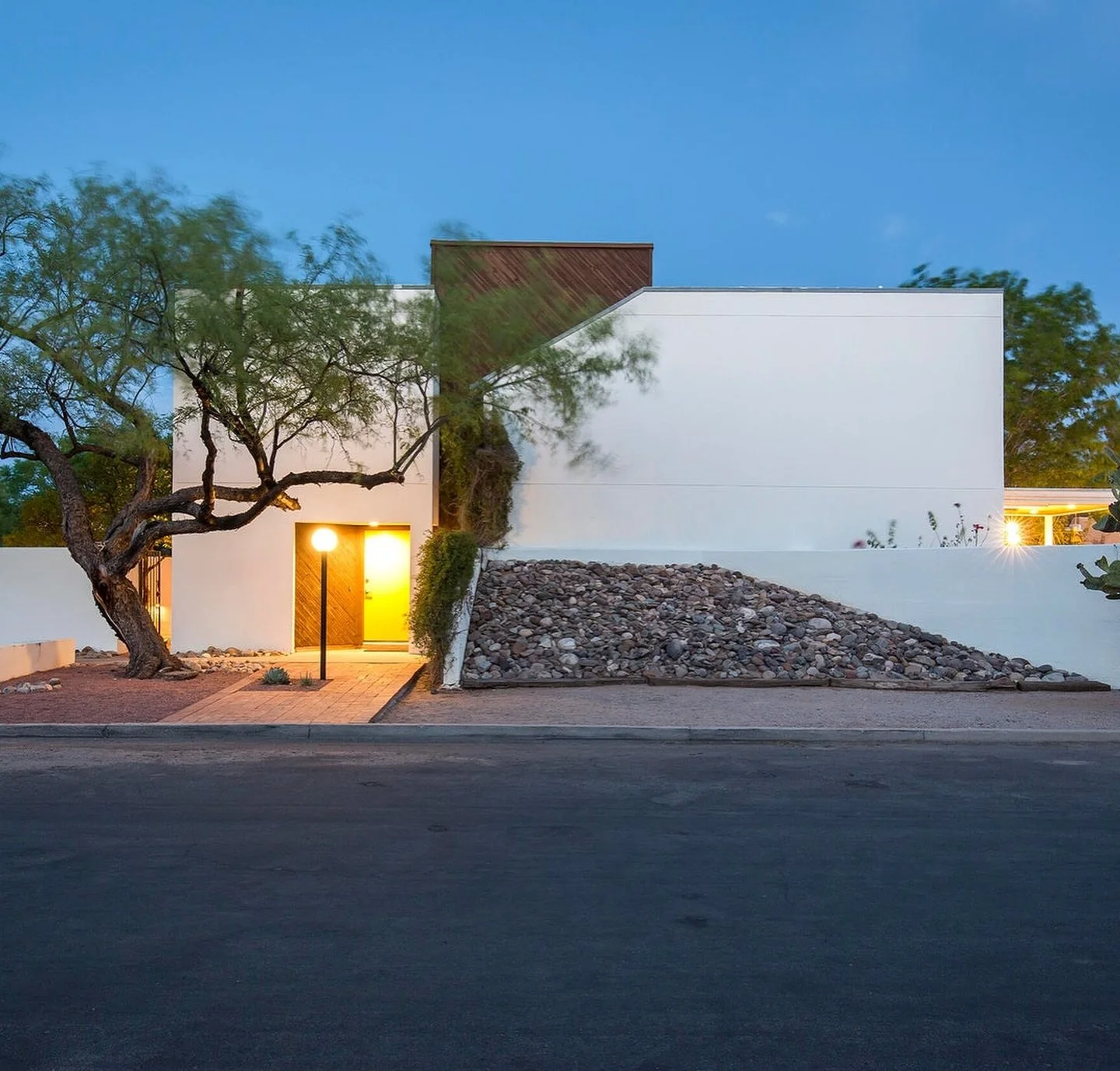 I&rsquo;ve been admiring this Sam Hughes home from the outside for a few years now. This stunning 1970&rsquo;s residence was designed by renowned architect Chuck Albanese &mdash; who was once the Dean of the U of A College of Architecture &mdash; as 