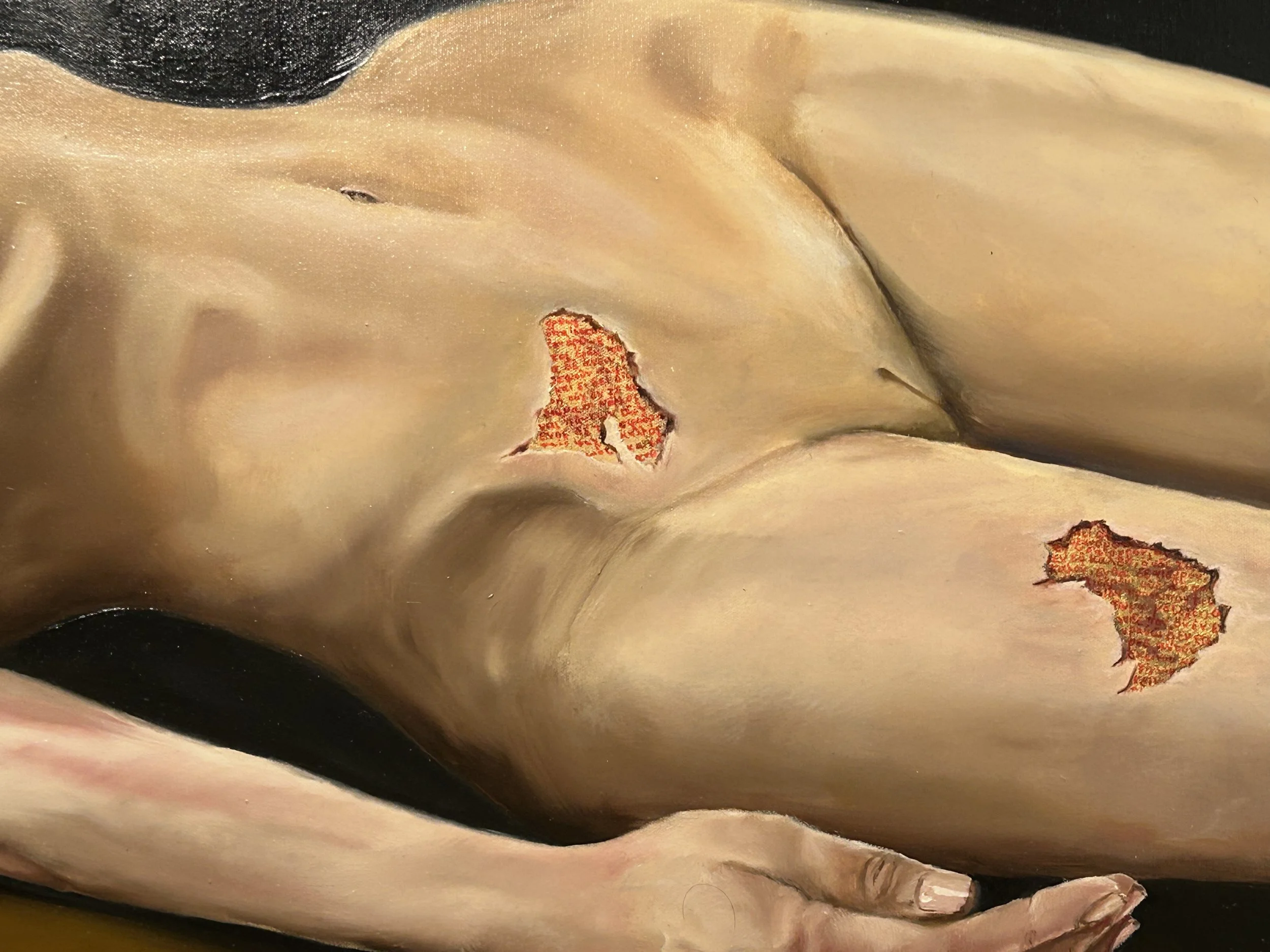 Détail d'une peinture représentant un corps humain, avec deux écorchures visibles laissant apparaître la musculature ou des tissus rouges et jaunes, parsemée de détails anatomiques.