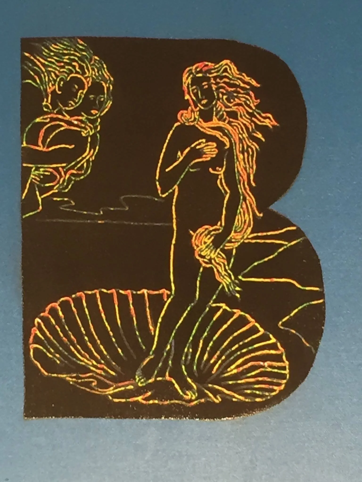 Dessin au style néon représentant une femme nue au centre, assise avec une grande coquille en dessous, et deux autres figures en arrière-plan.