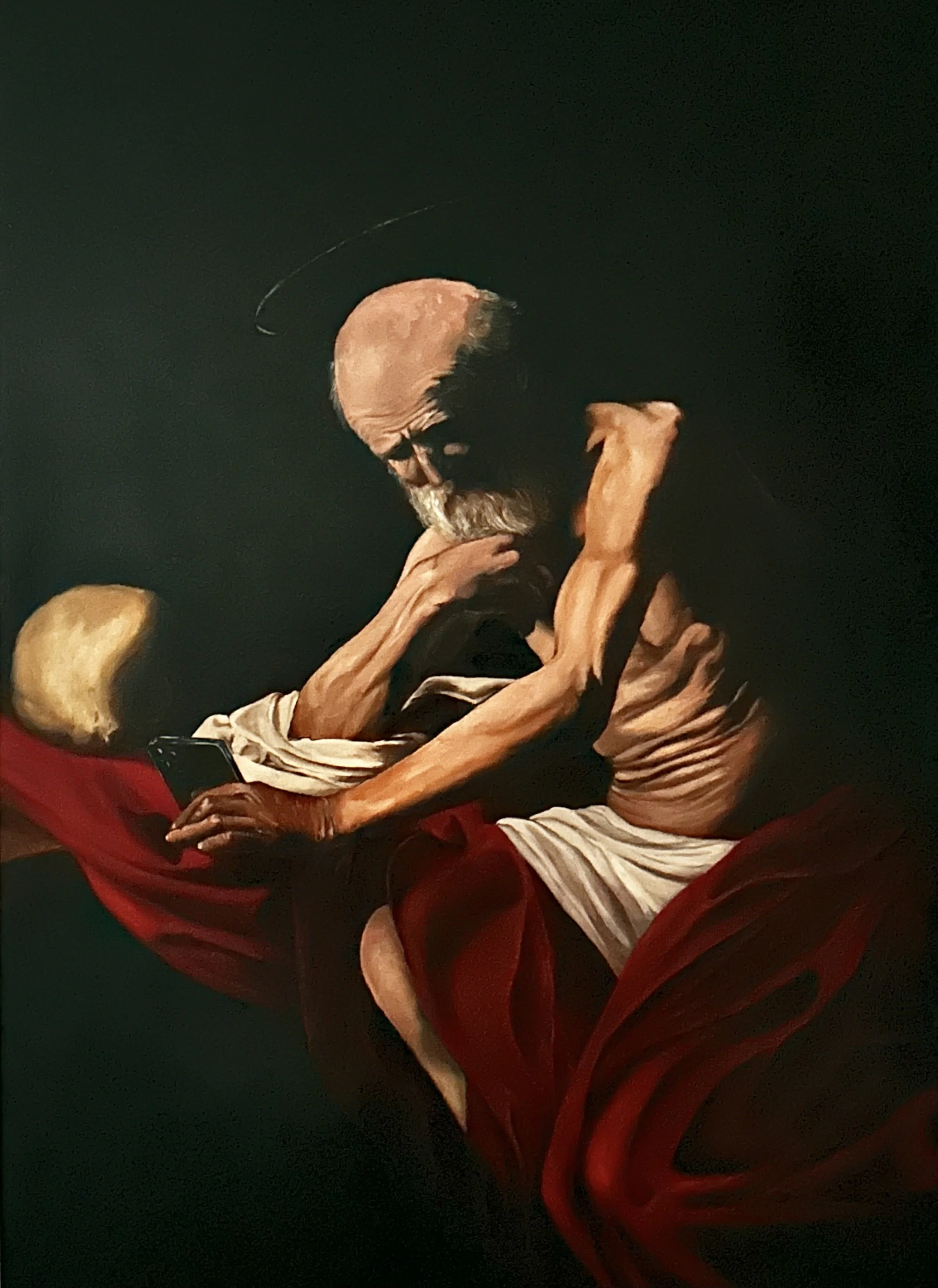 Peinture représentant un vieil homme avec une barbe, portant des lunettes, en train d'utiliser un téléphone portable, assis sur un tissu rouge, avec un fond sombre.